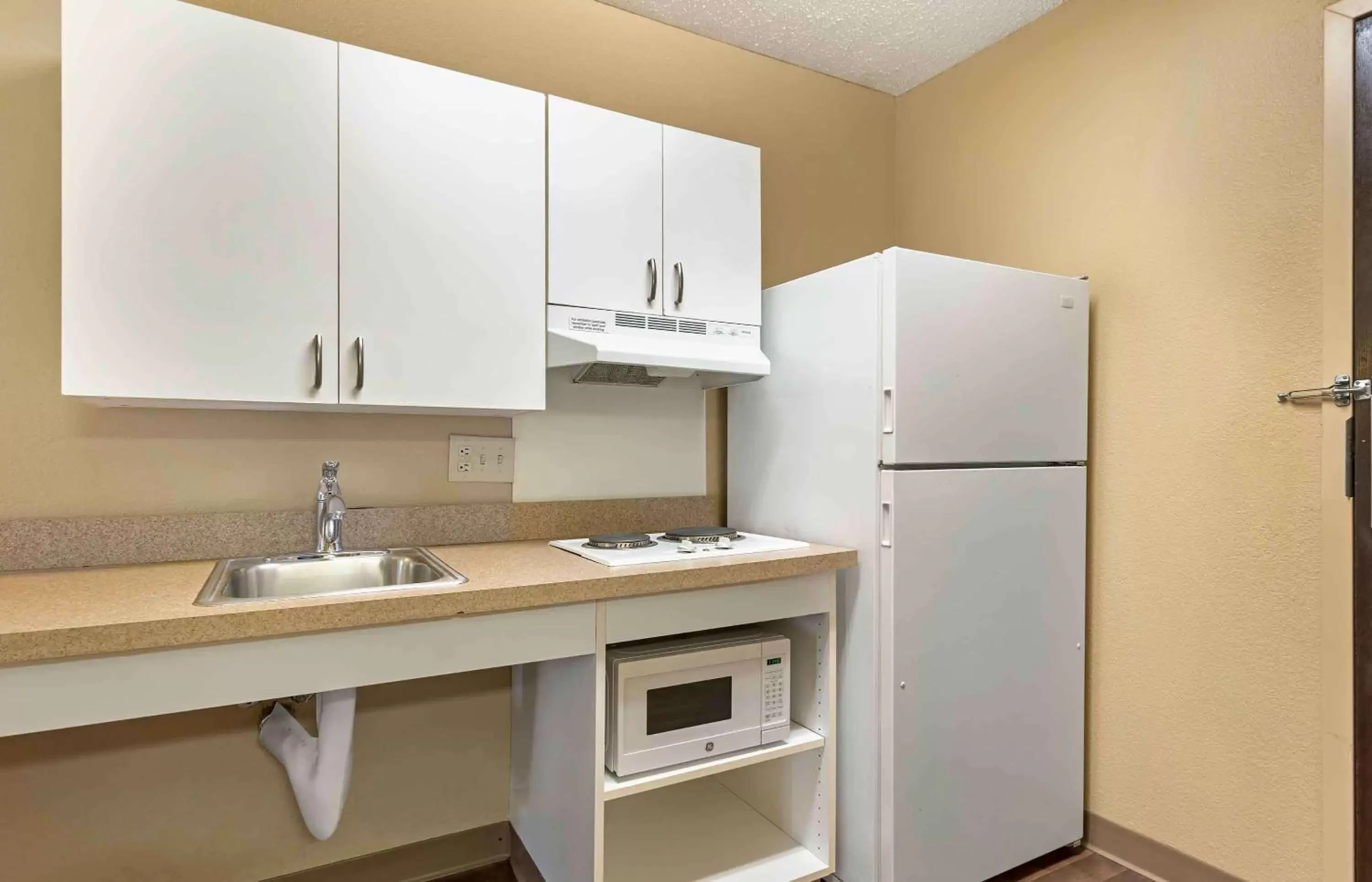 Bedroom, Kitchen/Kitchenette in Extended Stay America Suites - Livermore - Airway Blvd