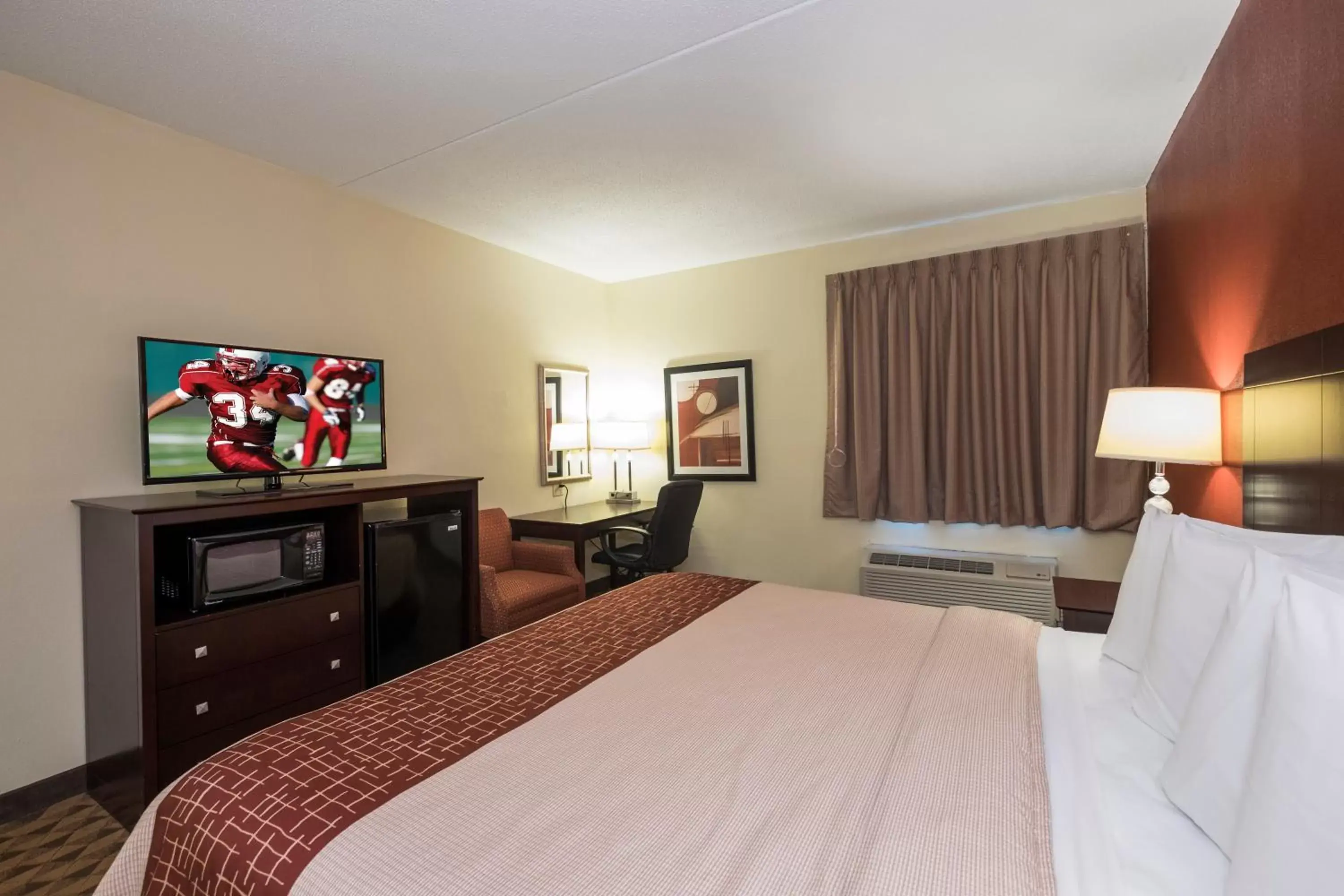 Photo of the whole room, Bed in Red Roof Inn & Suites Cincinnati North-Mason