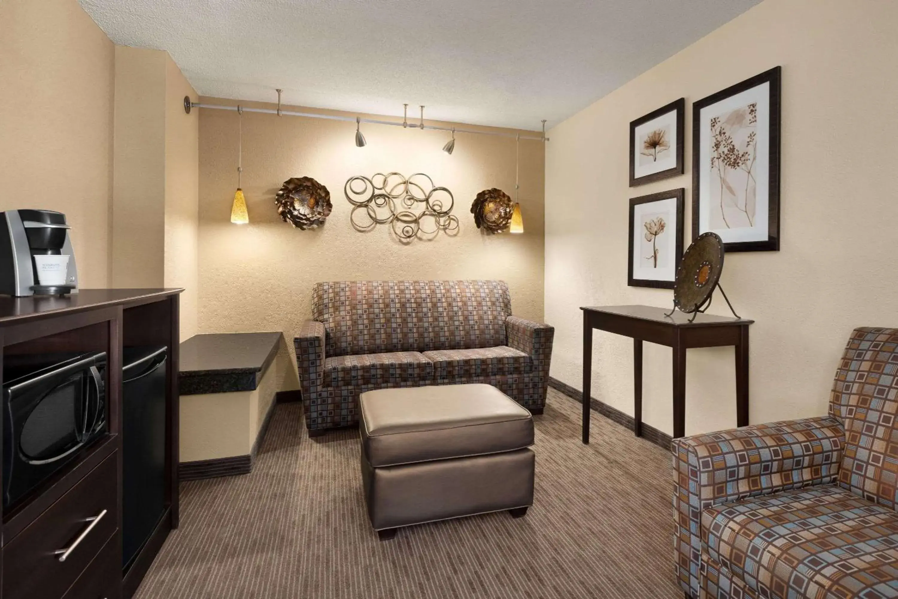 Photo of the whole room, Seating Area in Baymont by Wyndham Owatonna