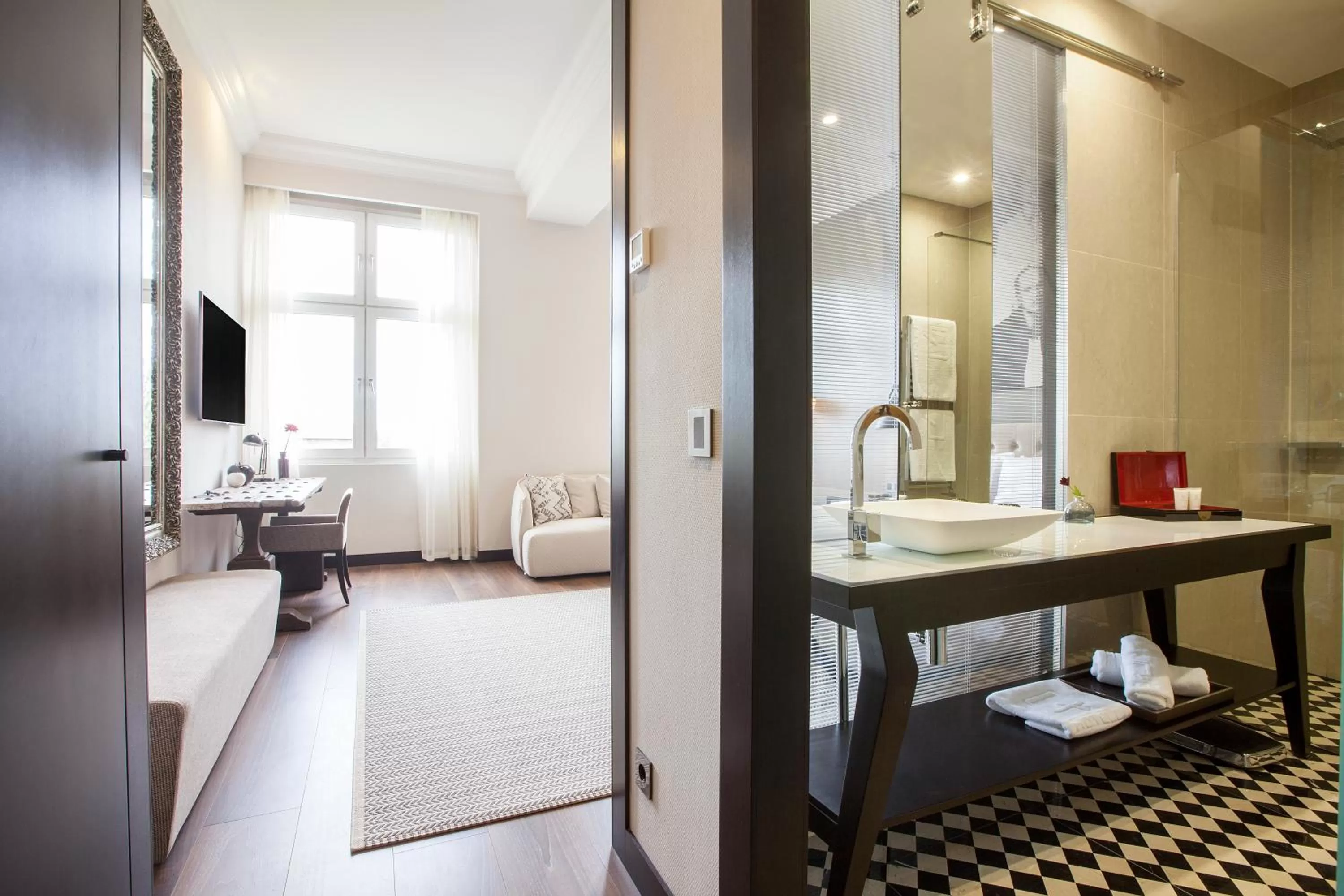 Bathroom, Bed in Quentin XL Potsdamer Platz