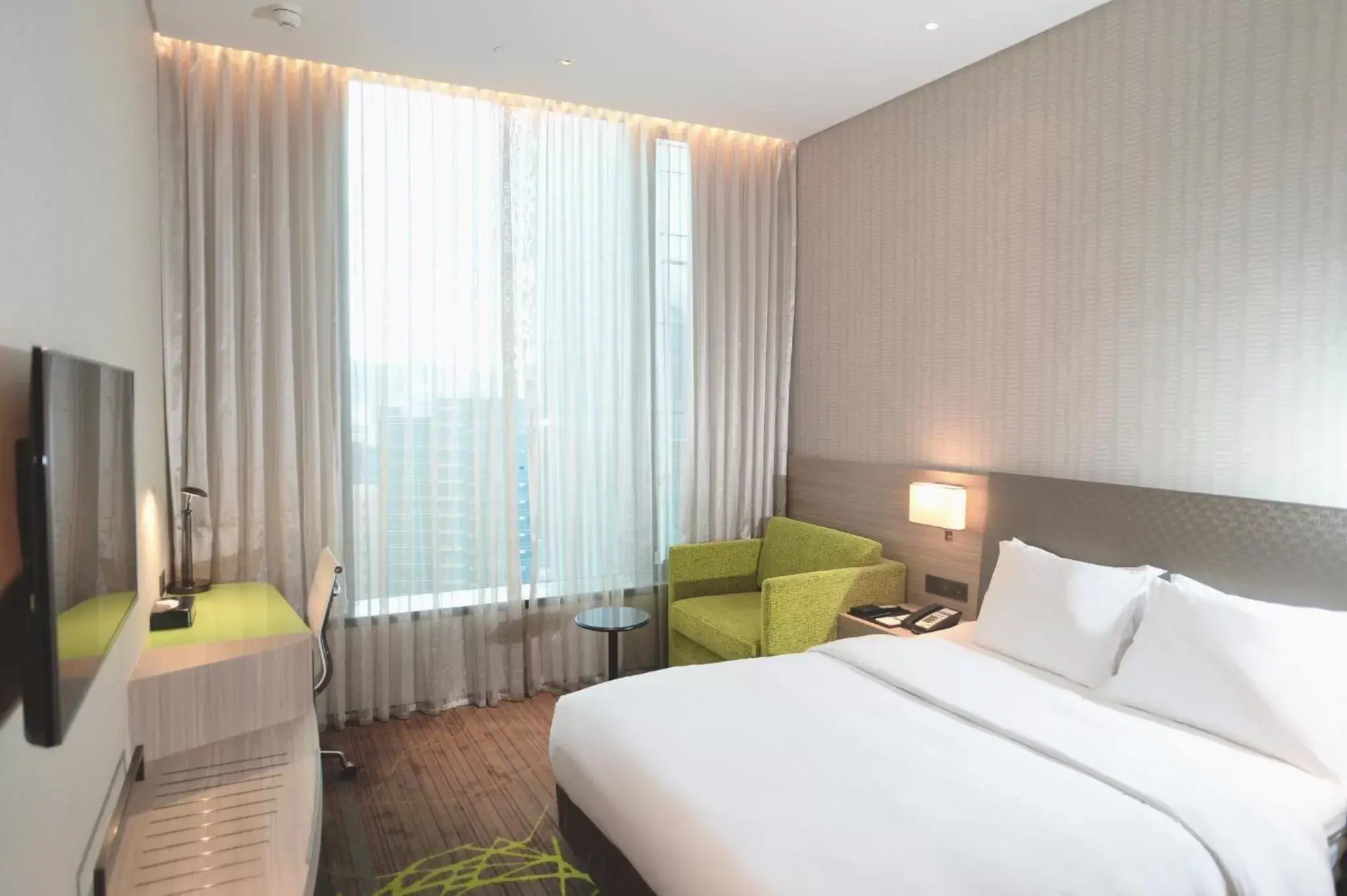 Photo of the whole room, Bed in Holiday Inn Express Hong Kong Kowloon CBD2, an IHG Hotel