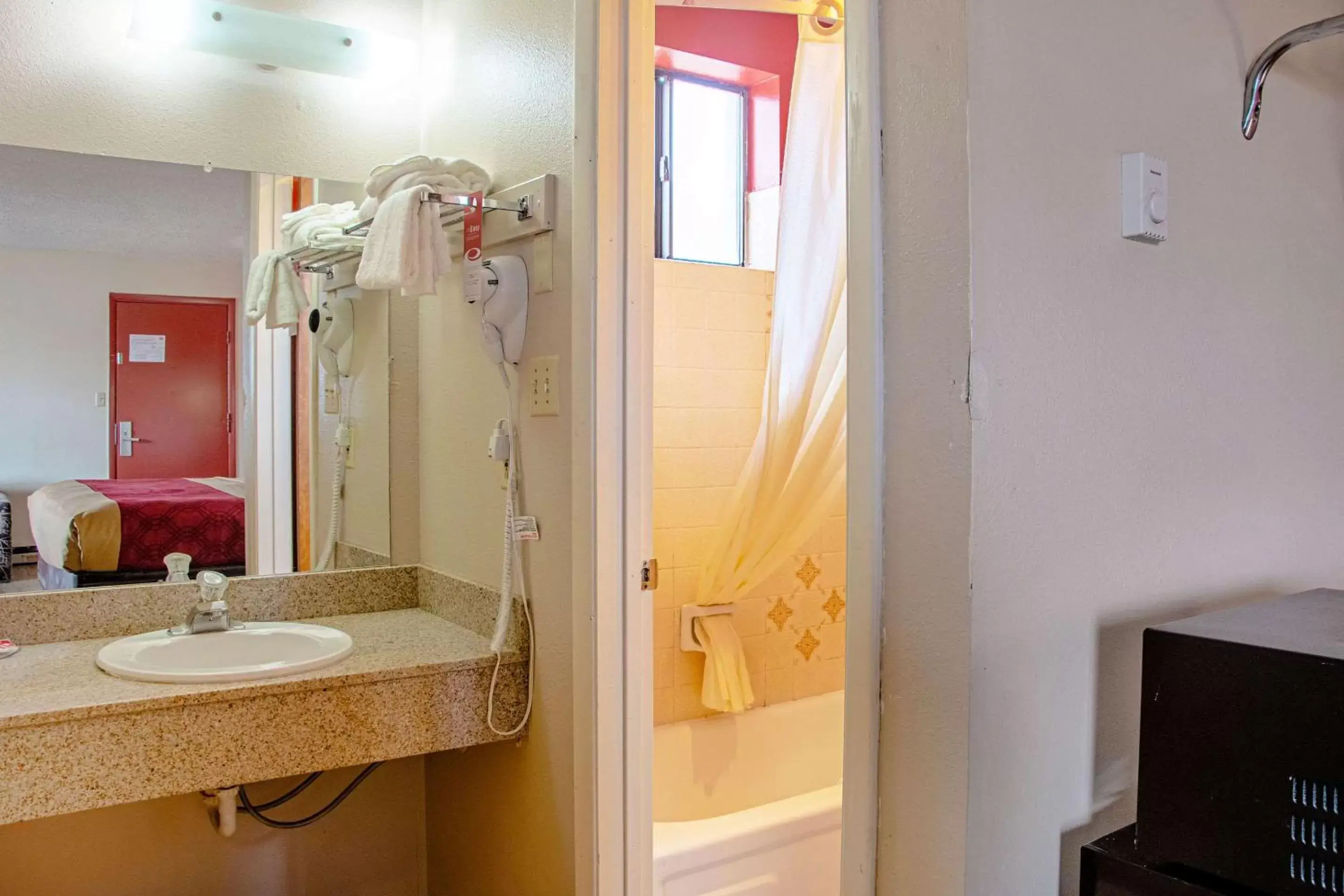 Photo of the whole room, Bathroom in Econo Lodge Cortez Mesa Verde