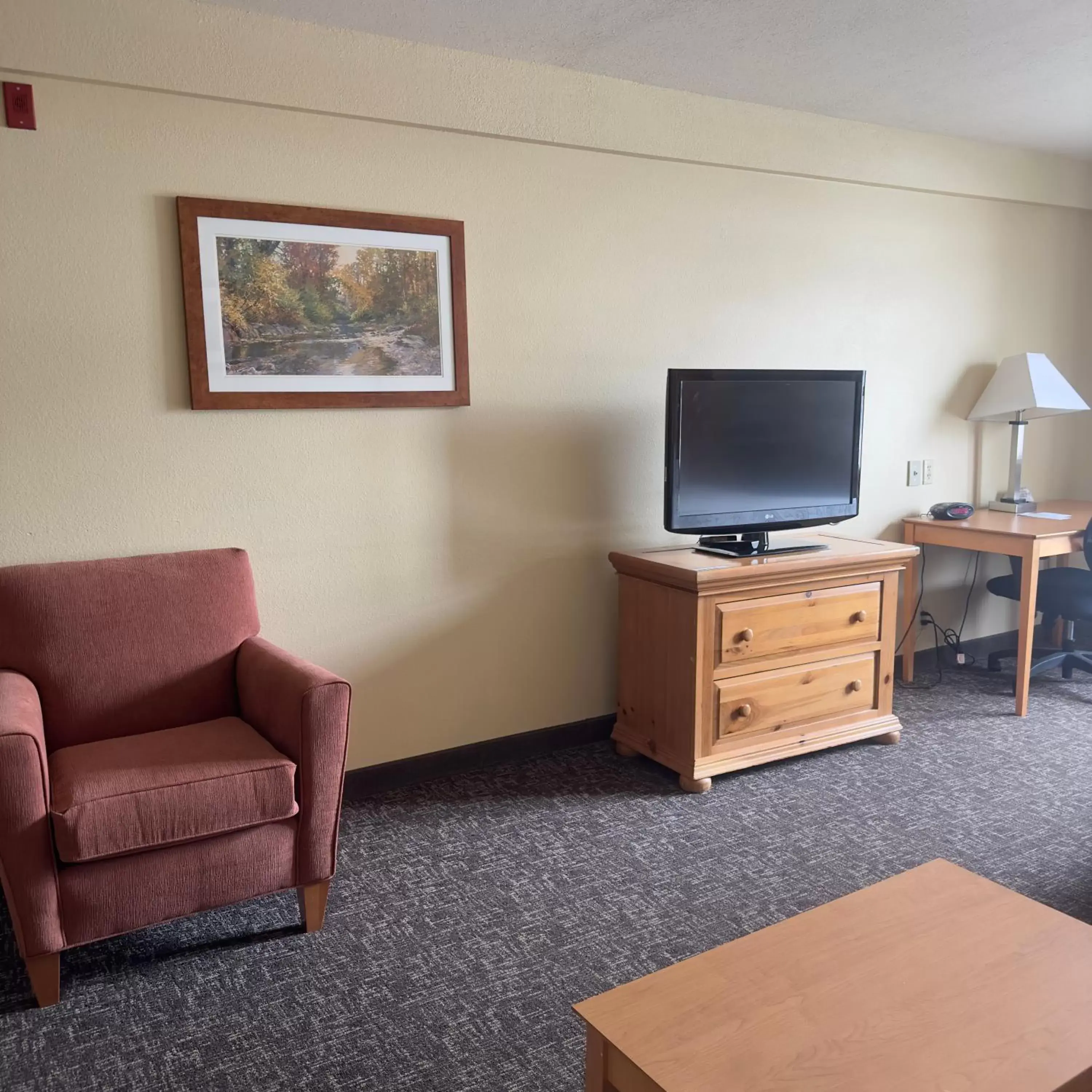 Seating area, TV/Entertainment Center in Duluth Inn & Suites Near Spirit Mountain