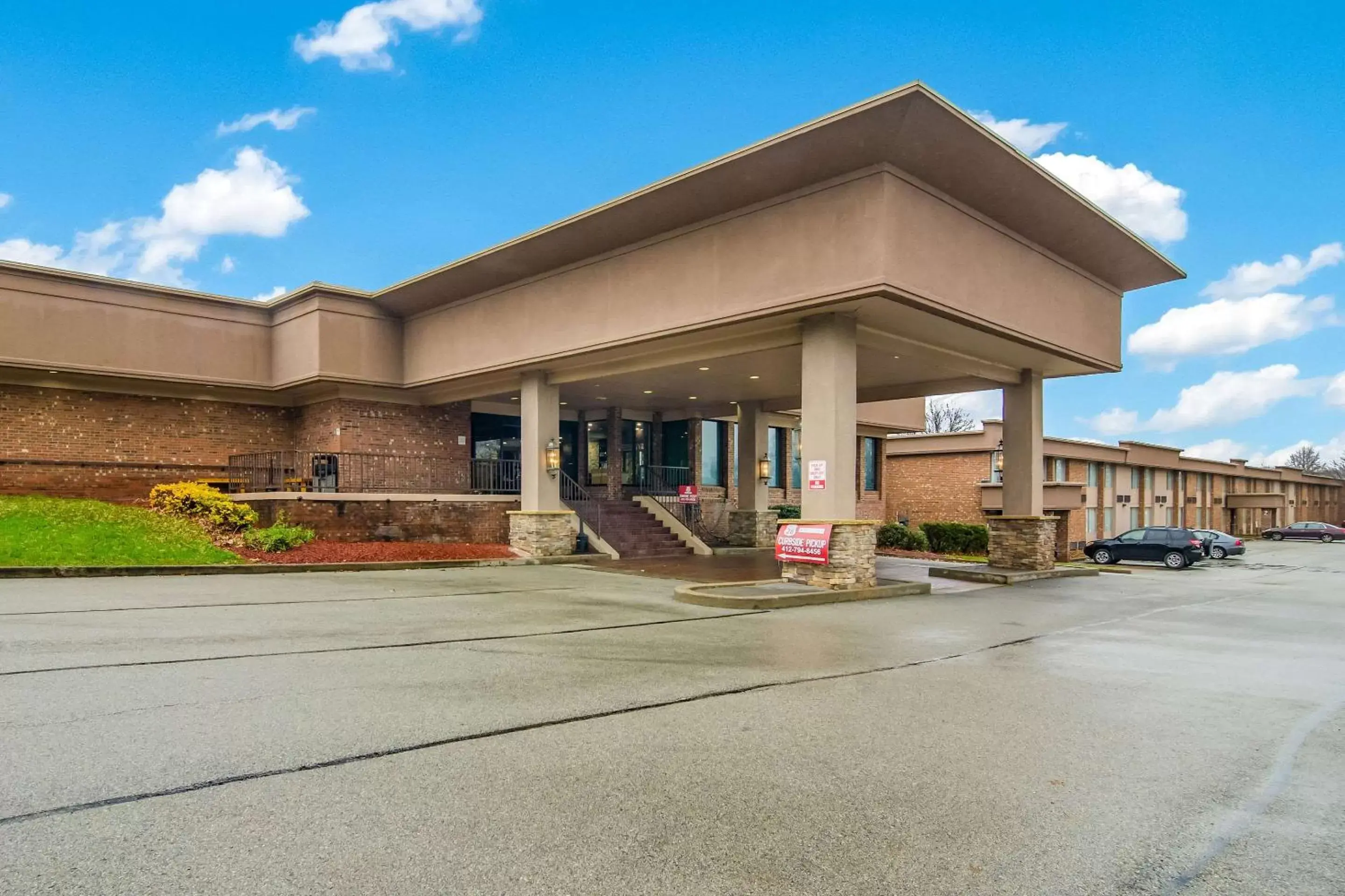 Property Building in Comfort Inn and Suites Pittsburgh