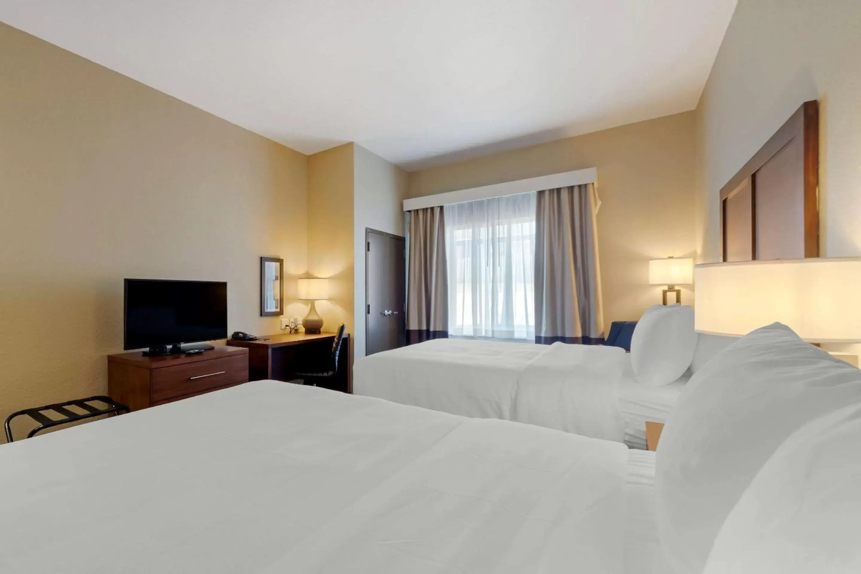Bed in Comfort Inn & Suites Harrah