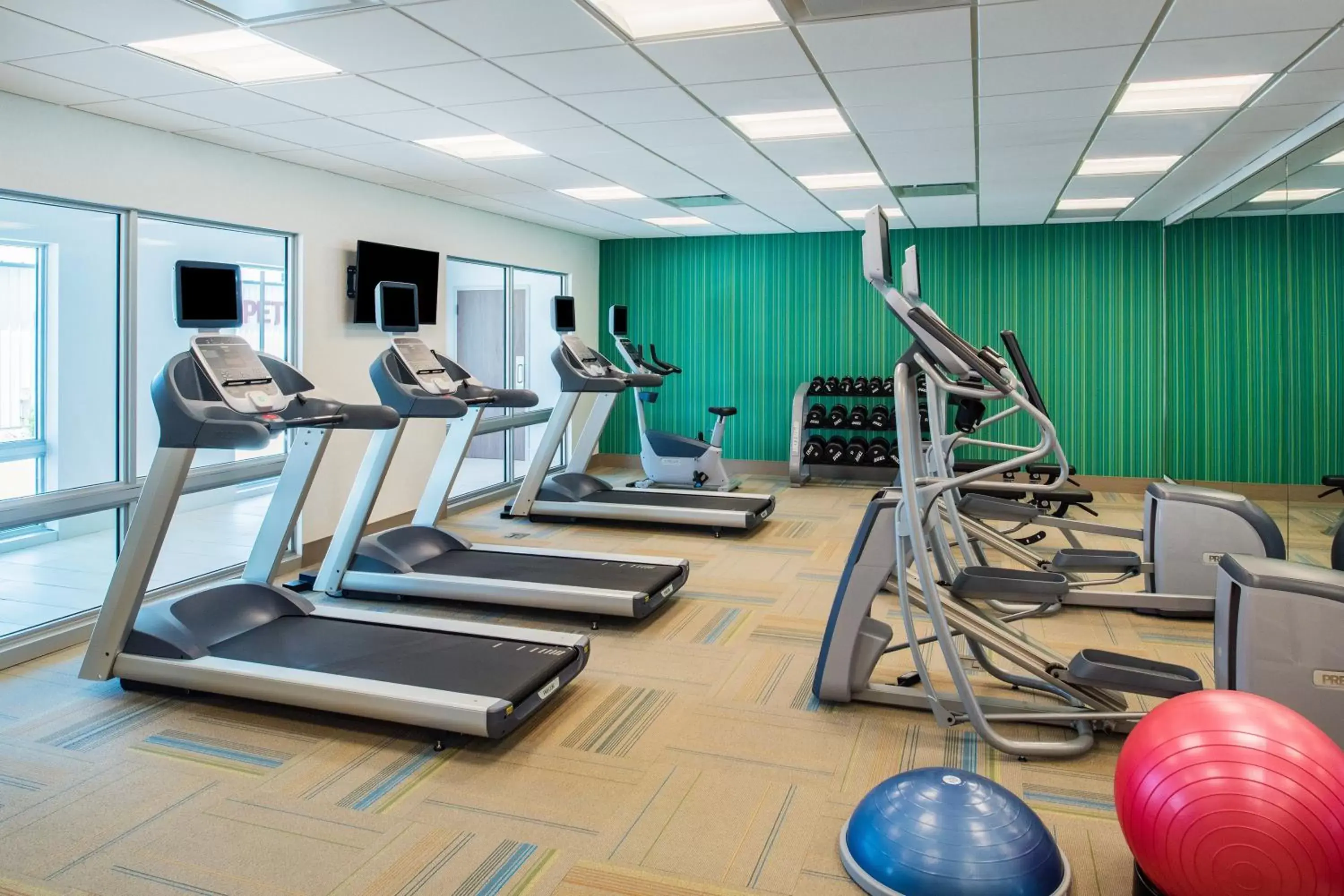 Fitness centre/facilities, Fitness Center/Facilities in Holiday Inn Express & Suites Kingdom City, an IHG Hotel