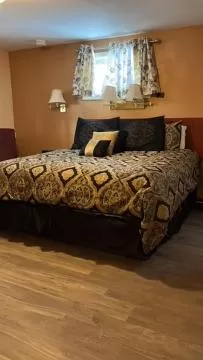 Bed in Briarcliff Motel
