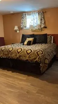 Bed in Briarcliff Motel