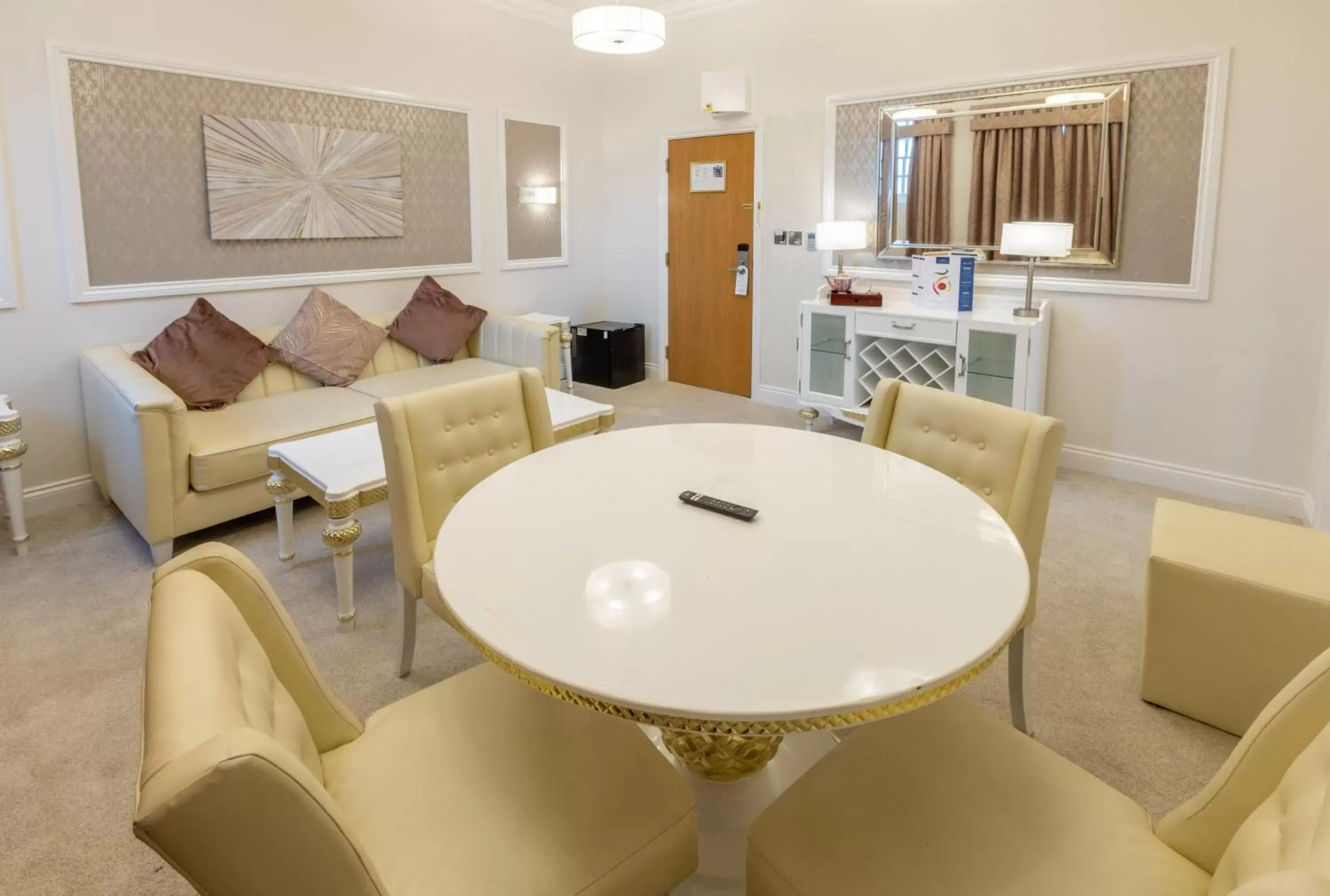 Living room, Seating Area in Park Hall Hotel and Spa Wolverhampton