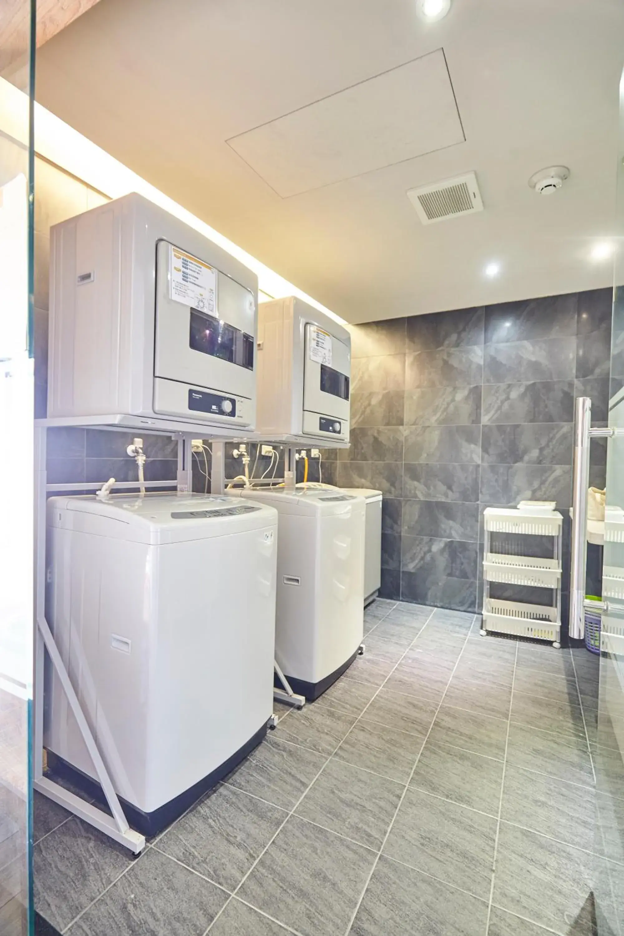 washing machine, Kitchen/Kitchenette in Simple Hotel