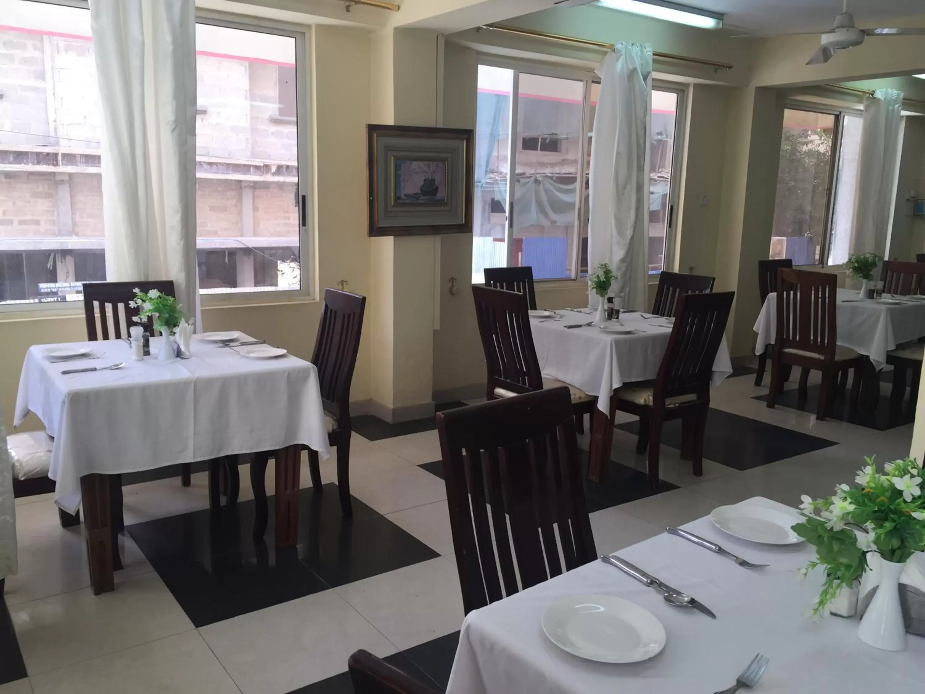 Restaurant/Places to Eat in Iris Hotel Dar Es Salaam