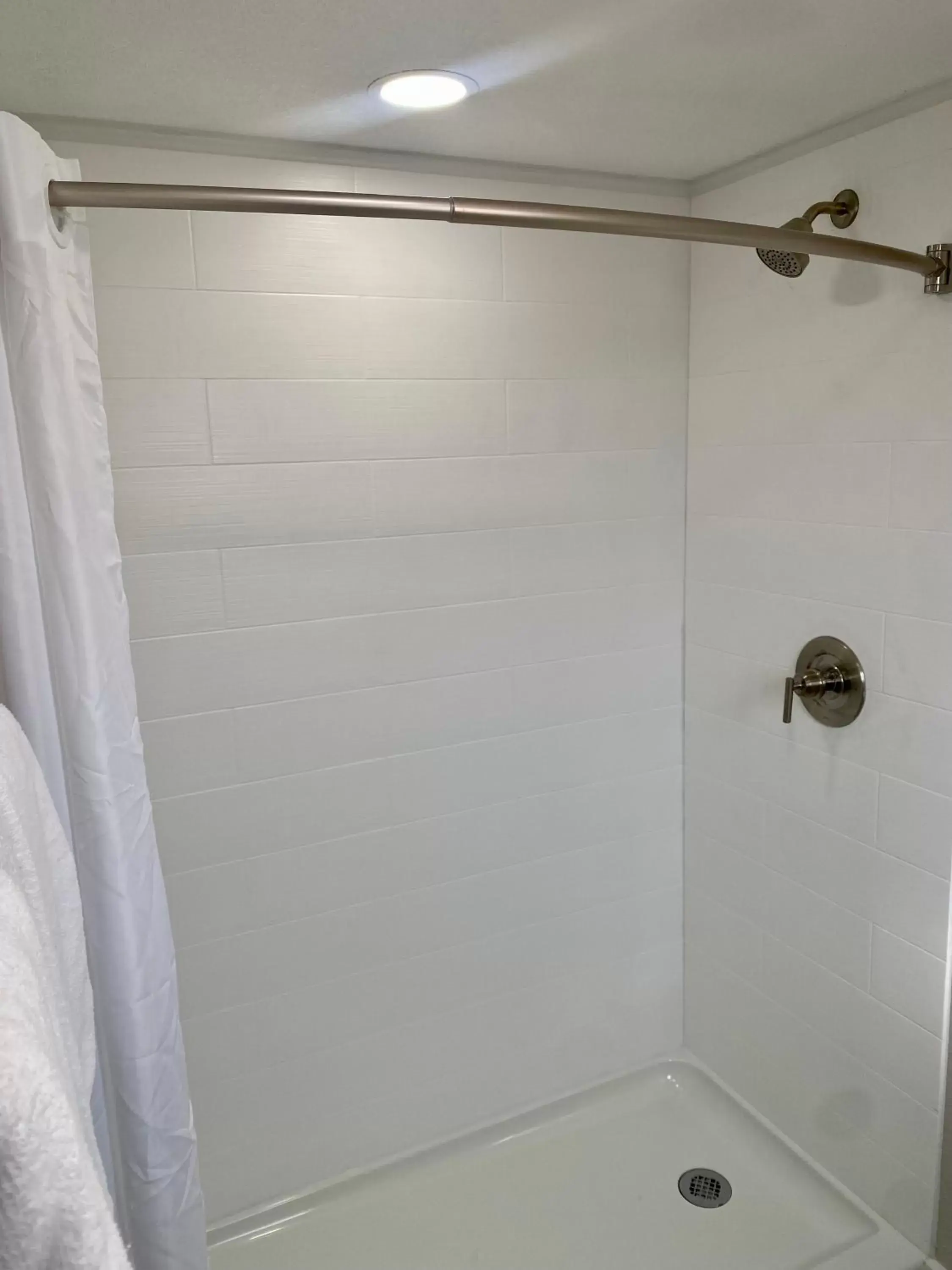 Shower, Bathroom in Welcome Inn