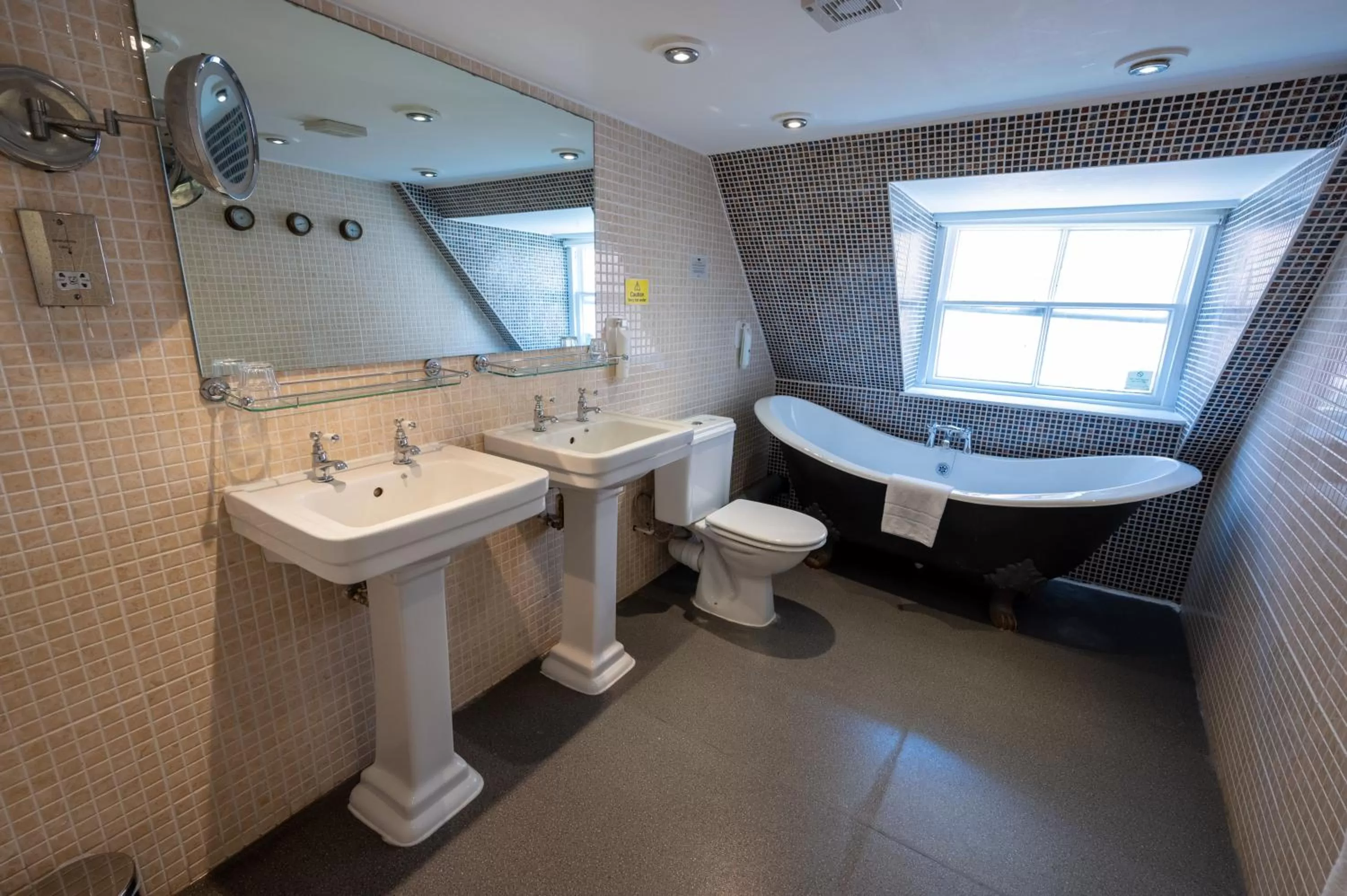 Bathroom in Antelope by Greene King Inns