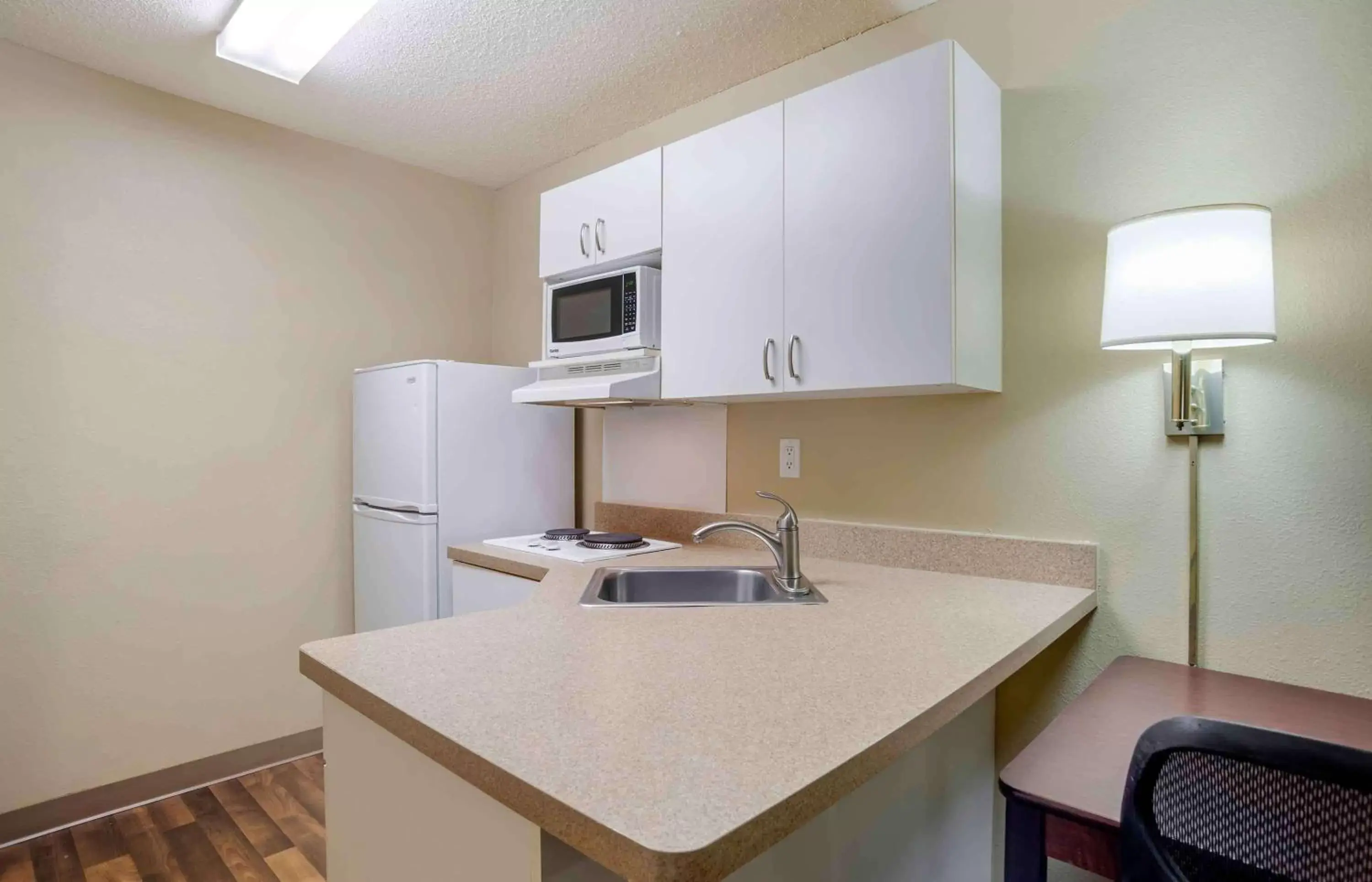 Bedroom, Kitchen/Kitchenette in Extended Stay America Suites - Huntsville - US Space and Rocket Center