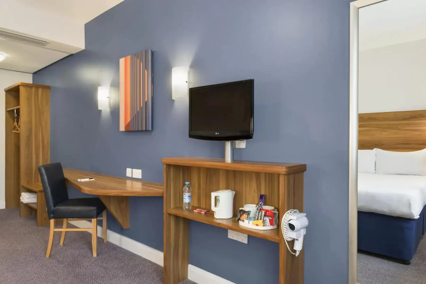 Bed, TV/Entertainment Center in Days Inn Corley NEC - M6