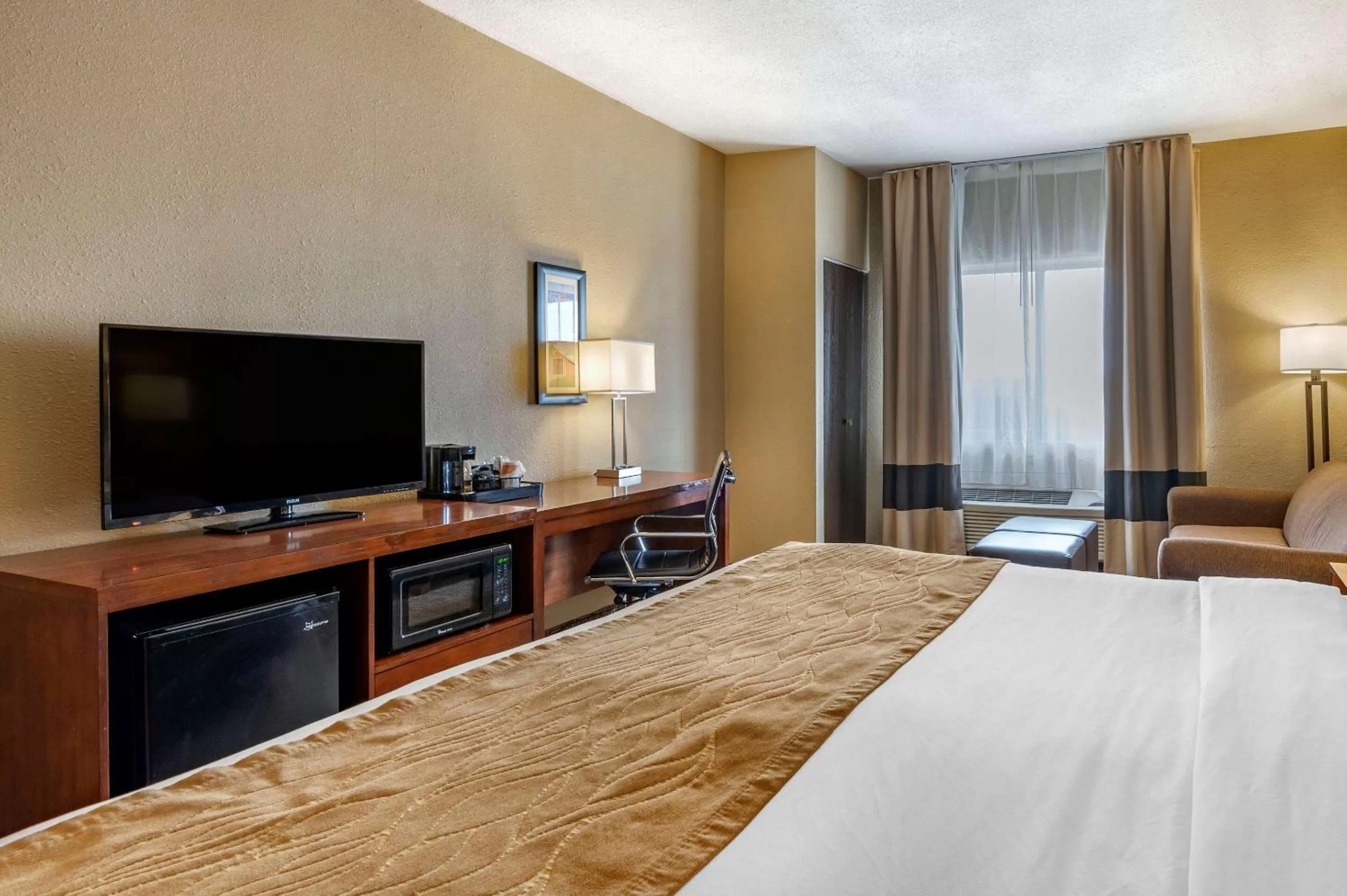 Photo of the whole room, Bed in Comfort Inn Shelbyville North