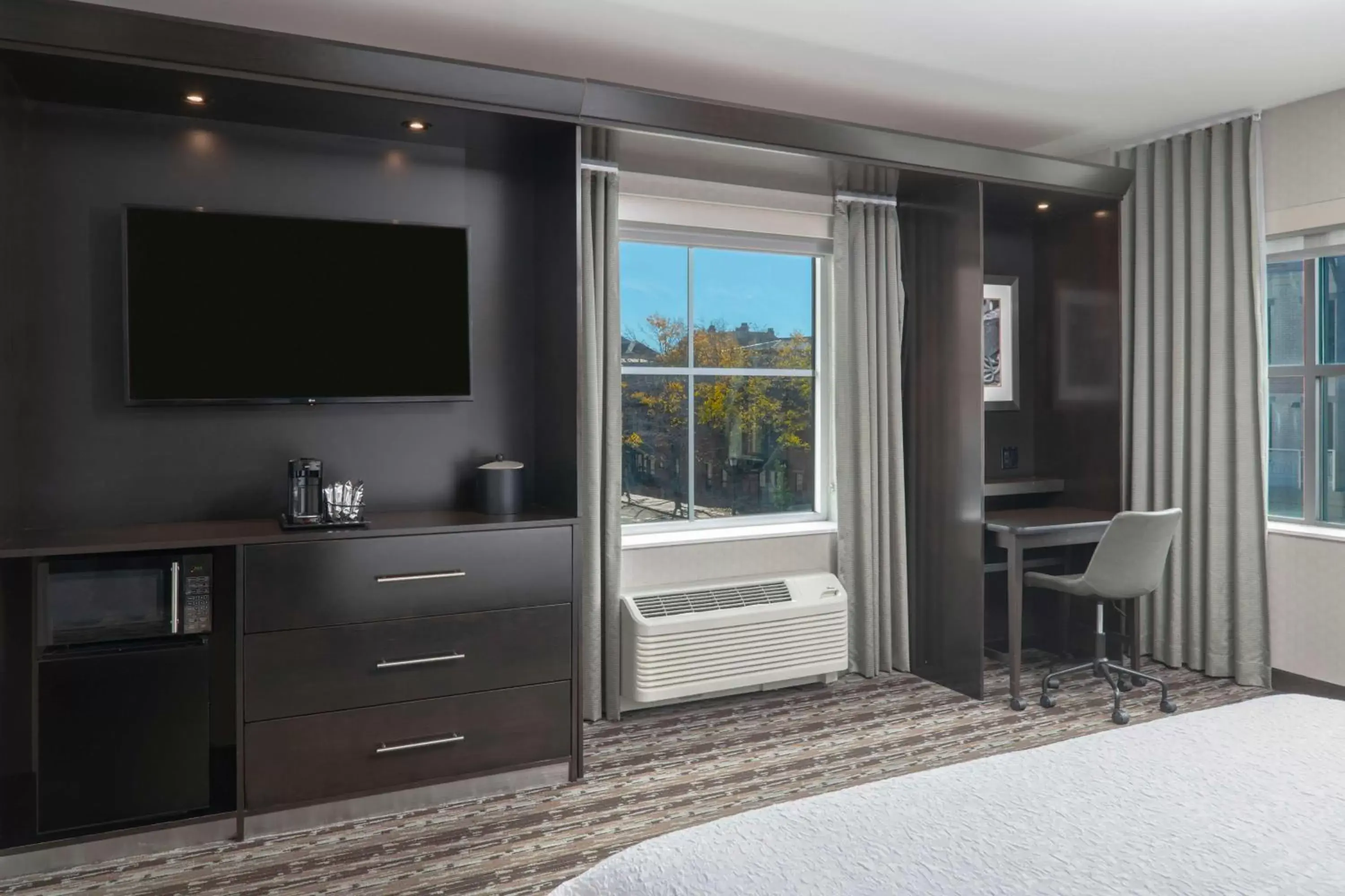 Bedroom, TV/Entertainment Center in Hampton Inn & Suites Portsmouth Downtown