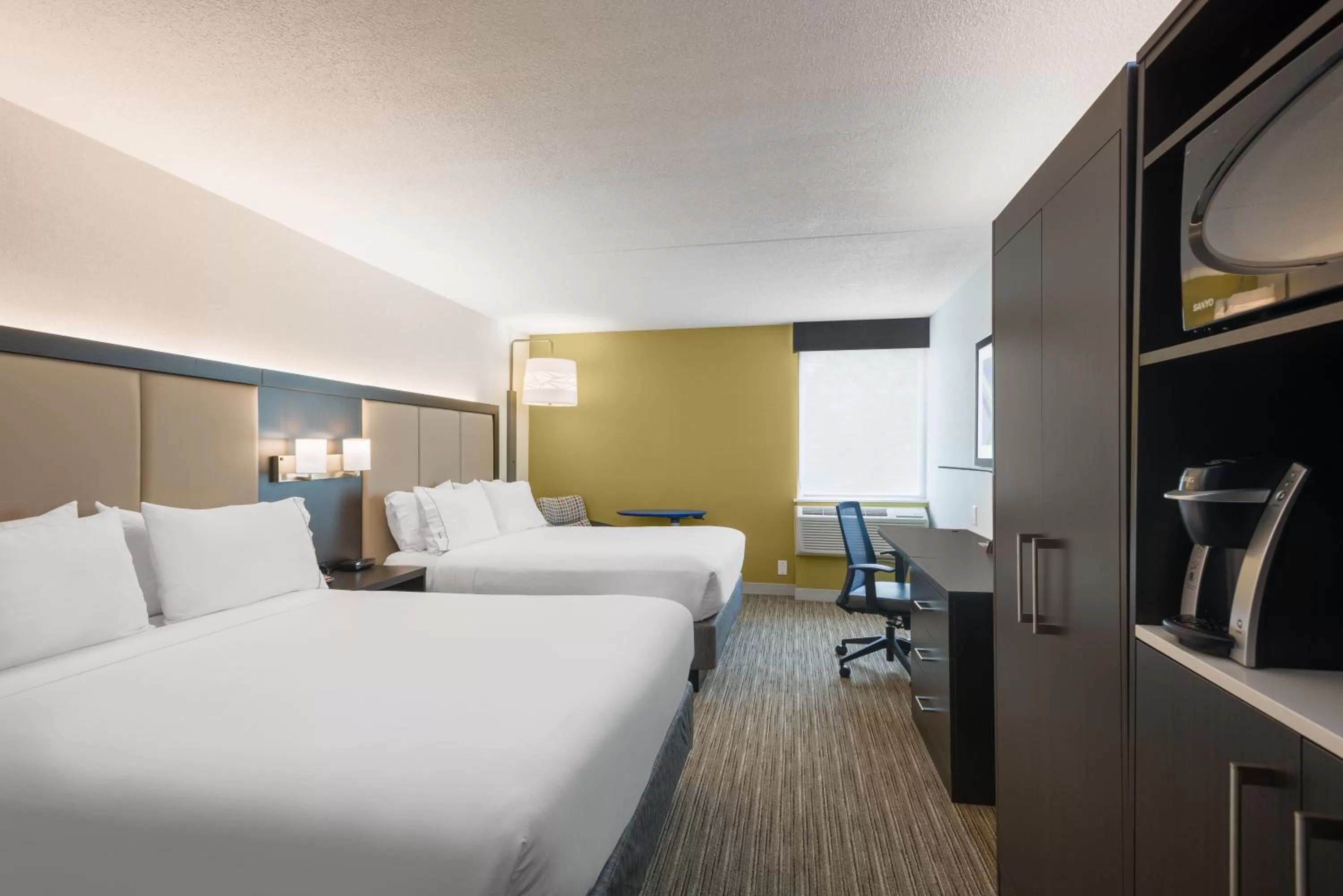 Photo of the whole room, Bed in Holiday Inn Express Ramsey Mahwah by IHG