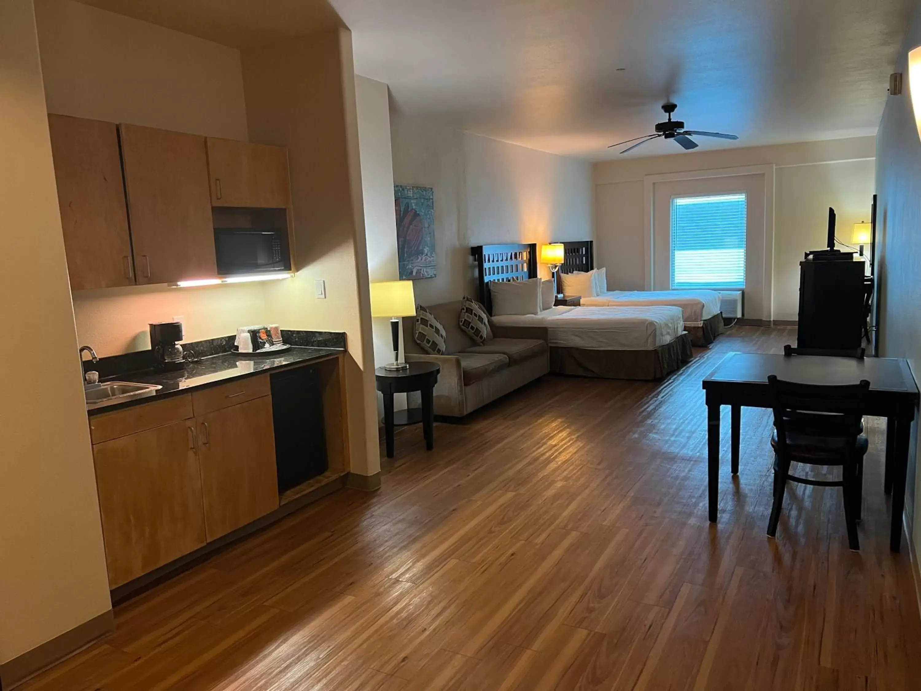 Photo of the whole room, Kitchen/Kitchenette in Sunchase Inn & Suites