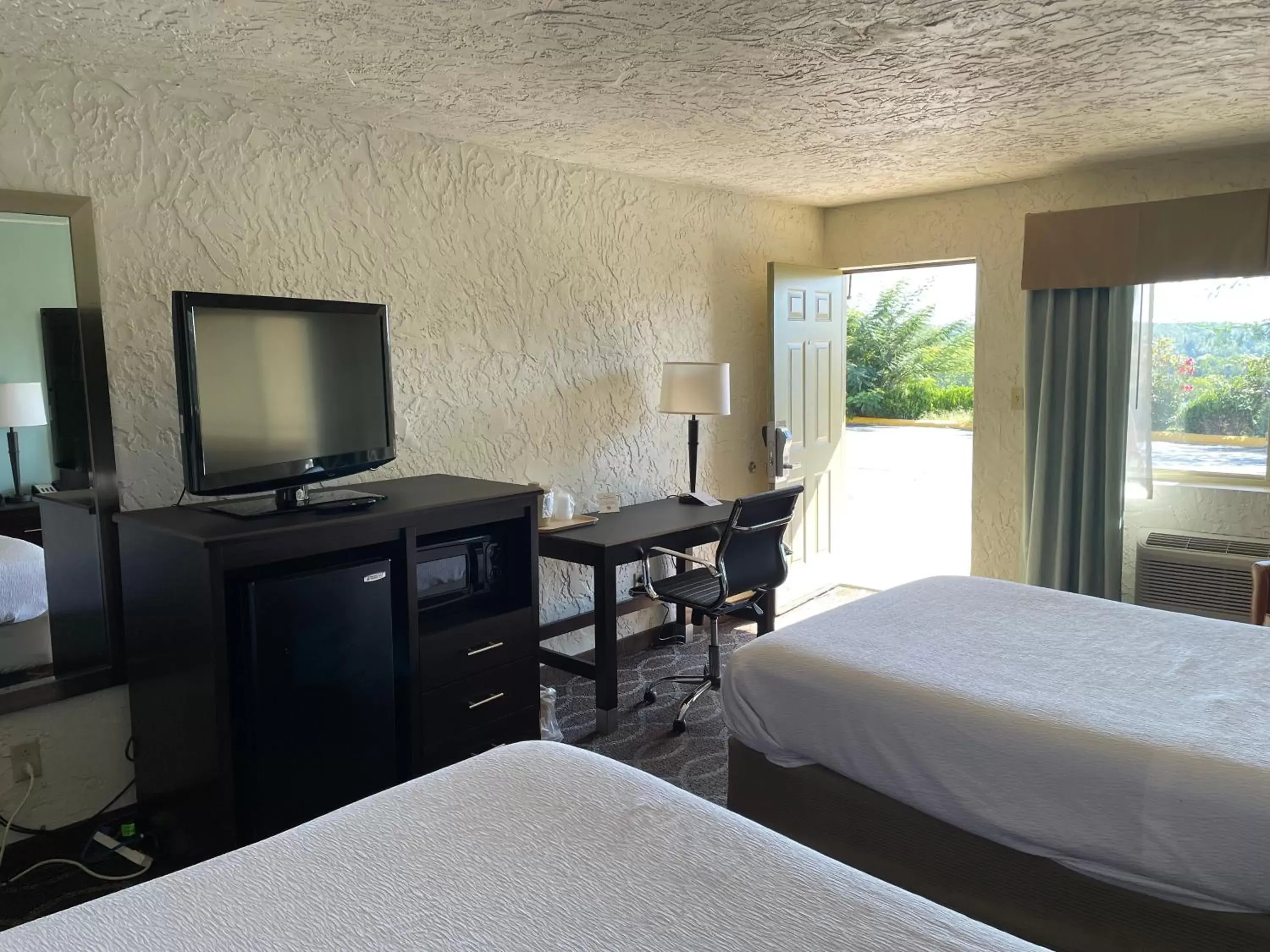 Bed, TV/Entertainment Center in Quality Inn