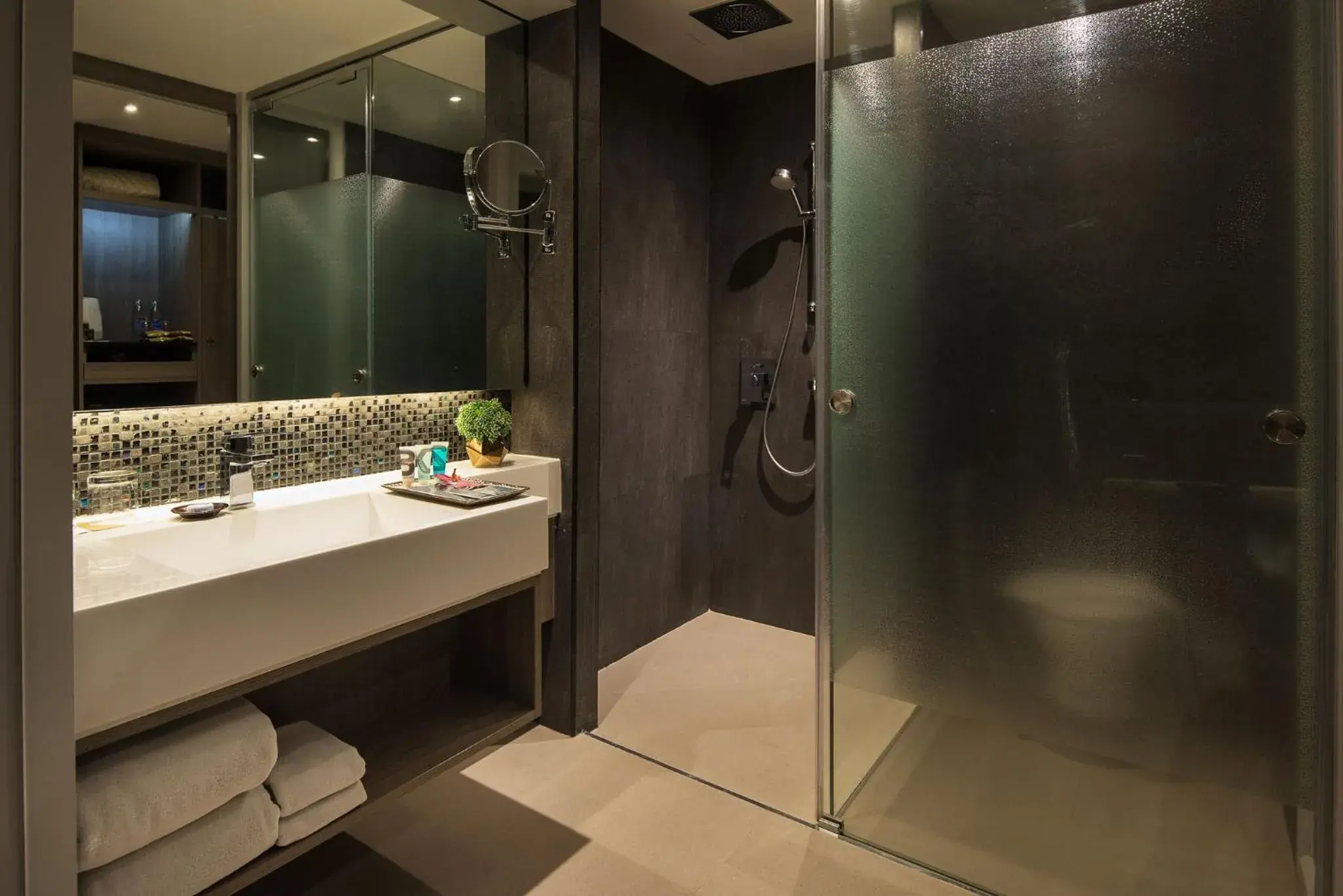 Toilet, Bathroom in Grand 5 Hotel & Plaza Sukhumvit Bangkok