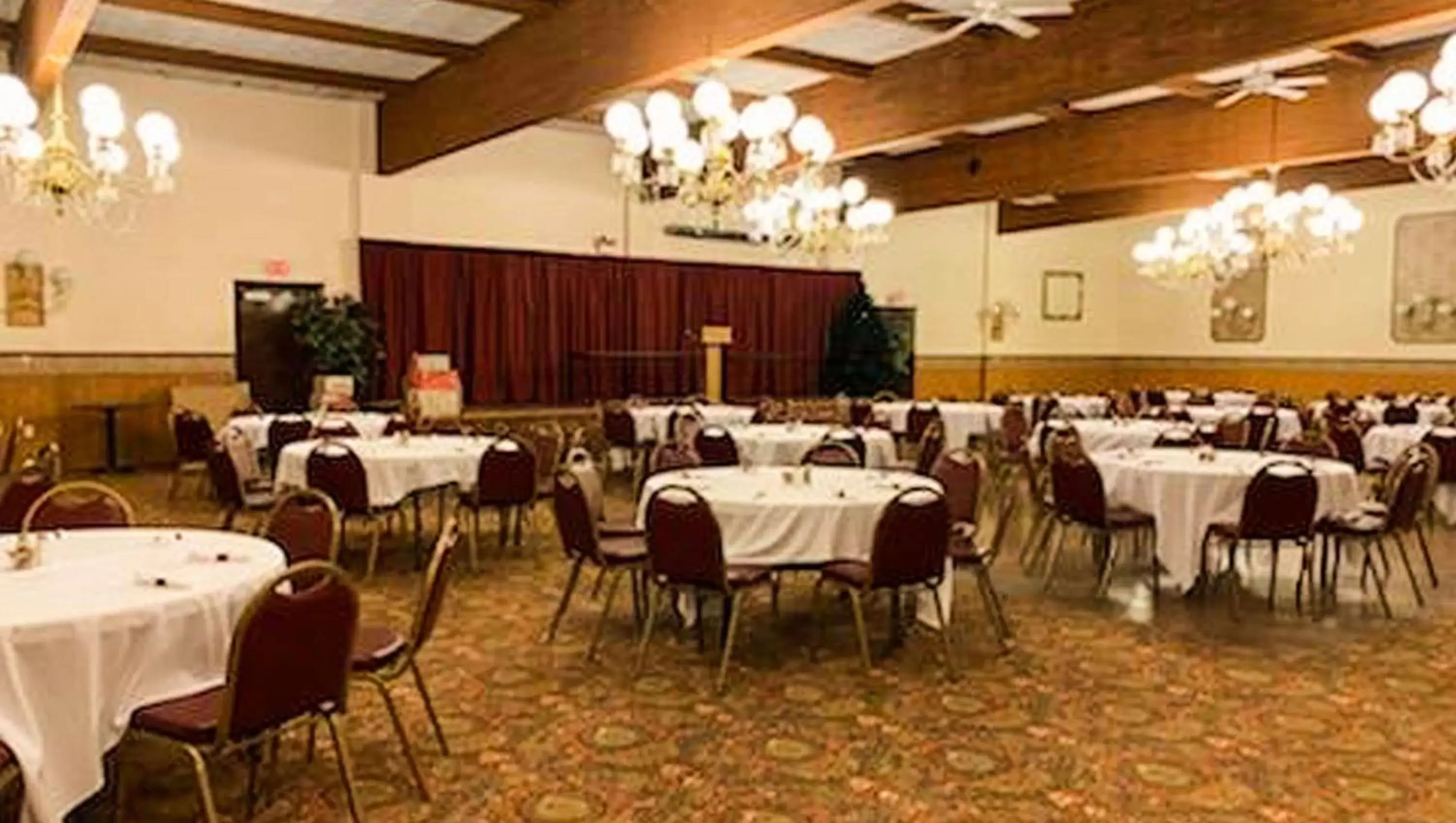 Banquet/Function facilities, Restaurant/Places to Eat in Voyageur Inn and Conference Center