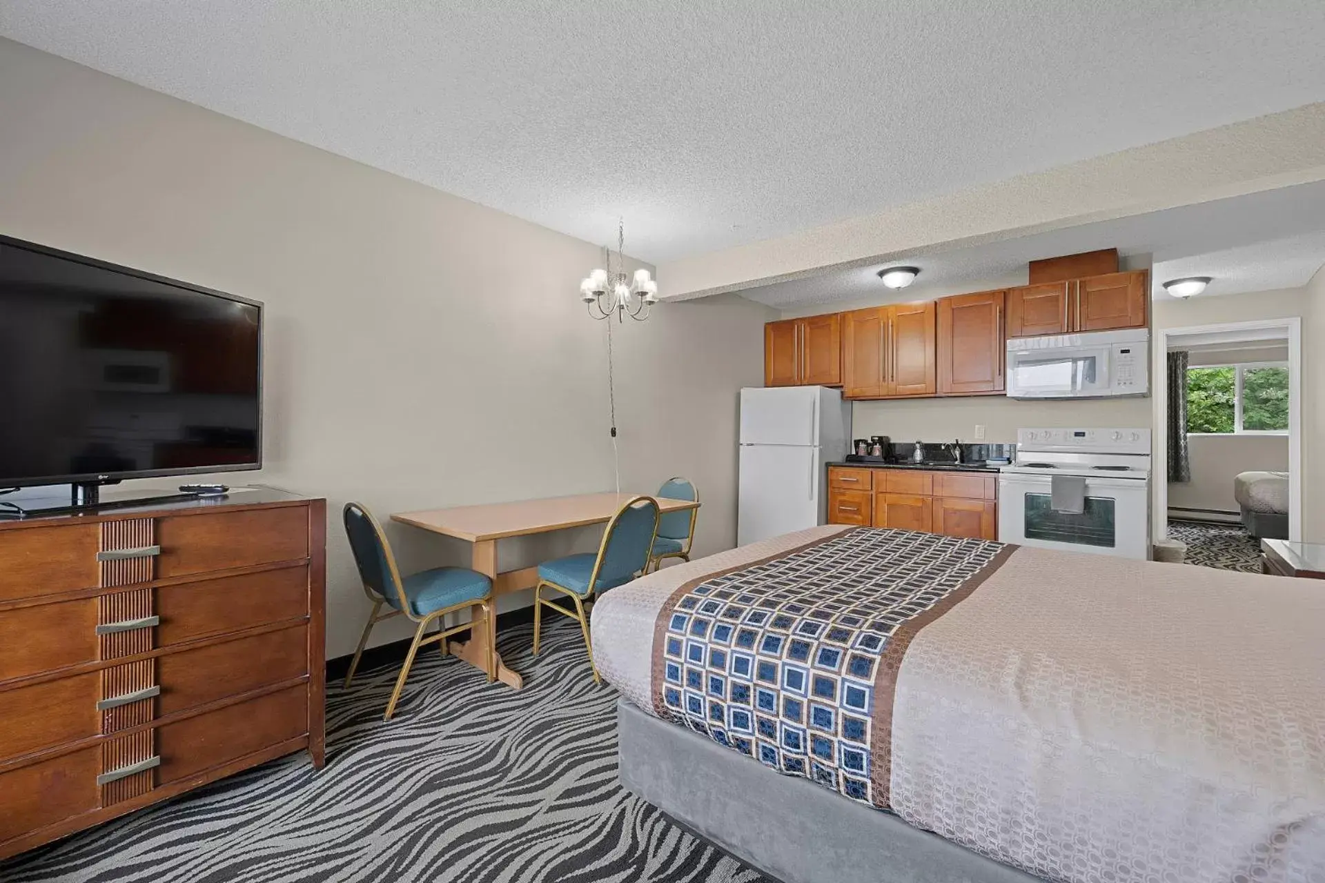 Deluxe Queen Suite in Astoria Rivershore Motel Deluxe Queen Suite in Astoria Rivershore Motel