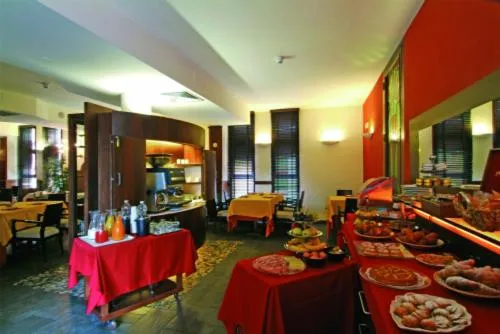 Restaurant/places to eat in Hotel Maxim