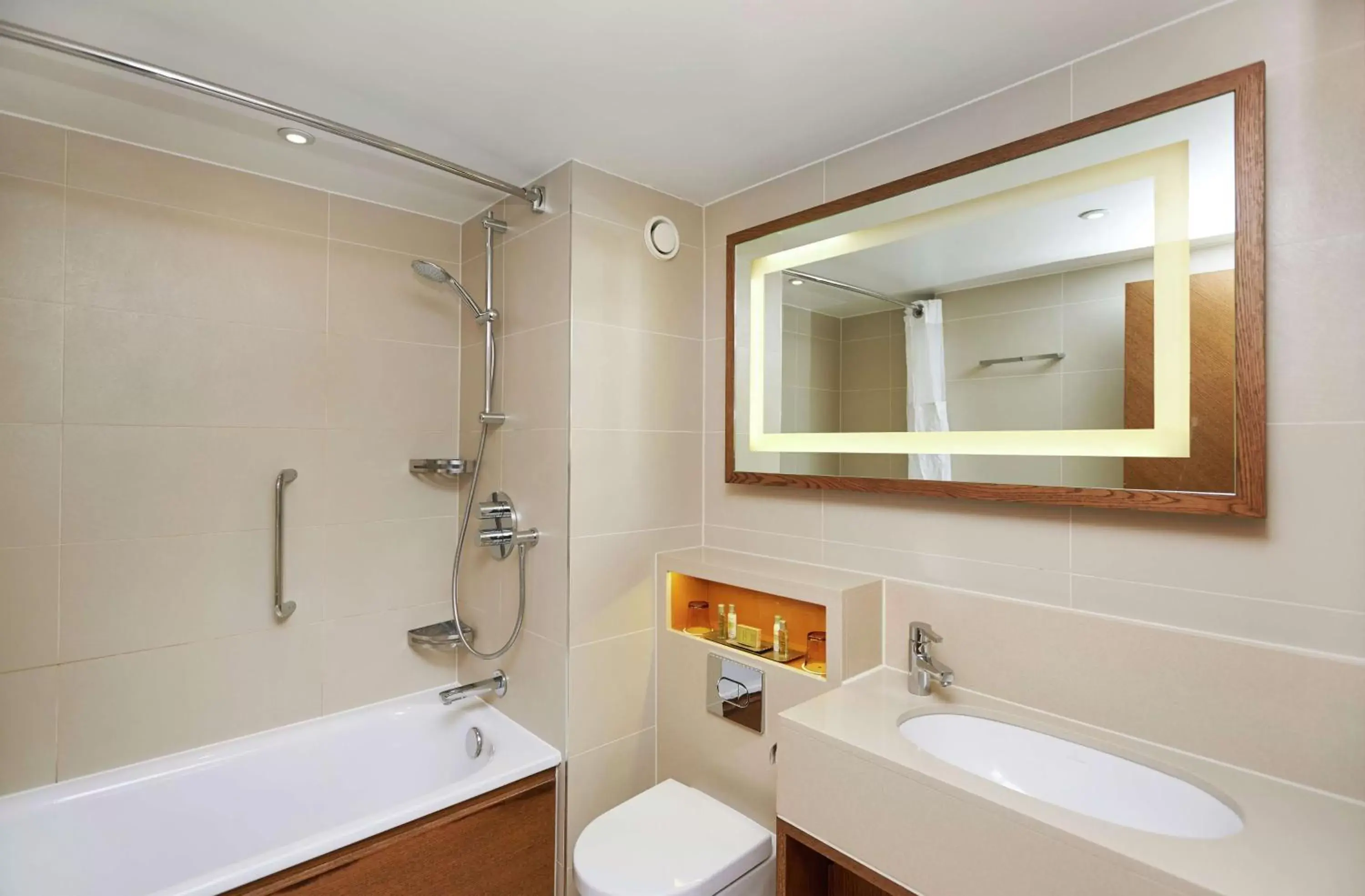 Bathroom in DoubleTree by Hilton London - Hyde Park