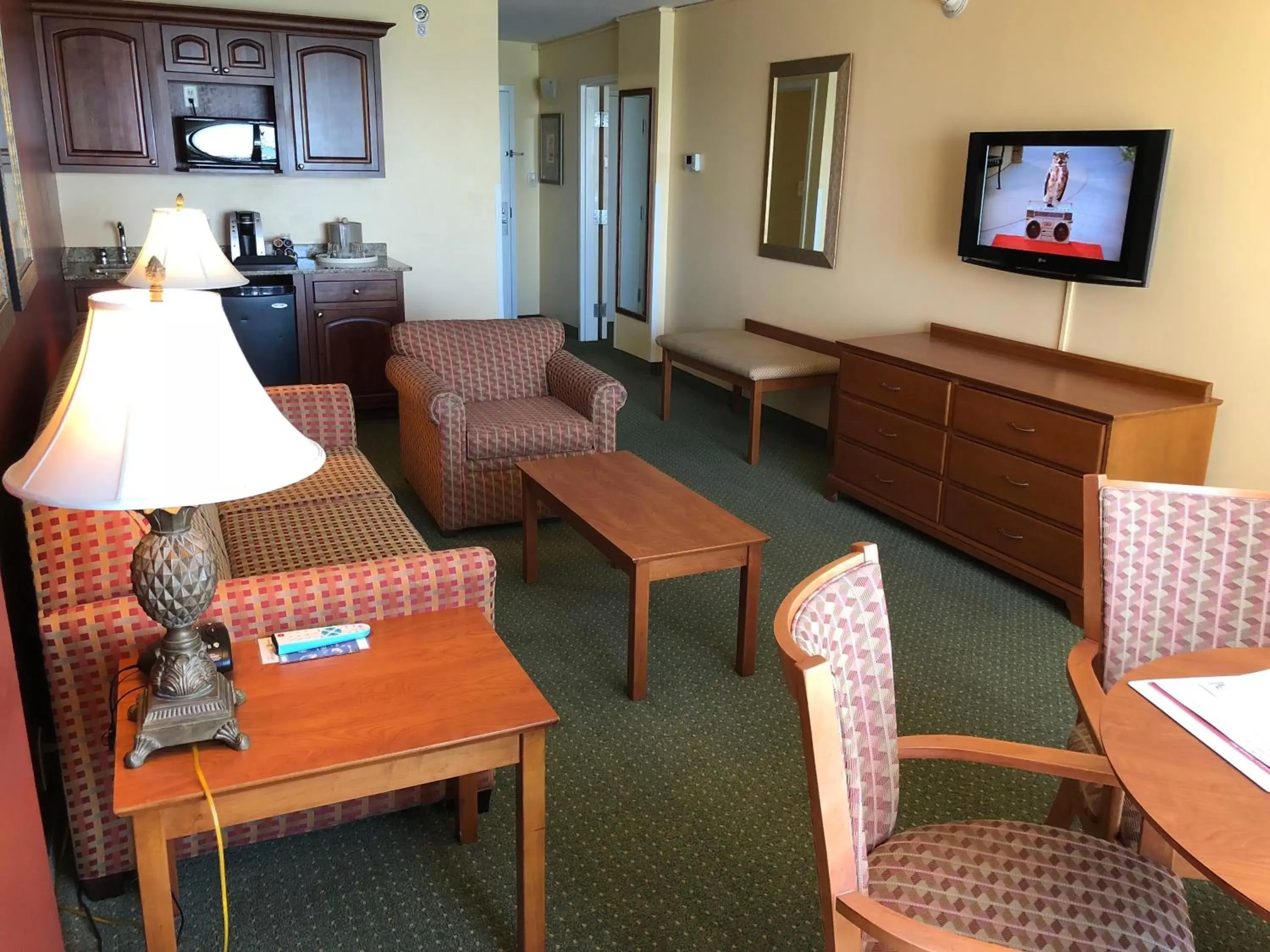 Photo of the whole room, Seating Area in Holiday Inn & Suites Clearwater Beach, an IHG Hotel