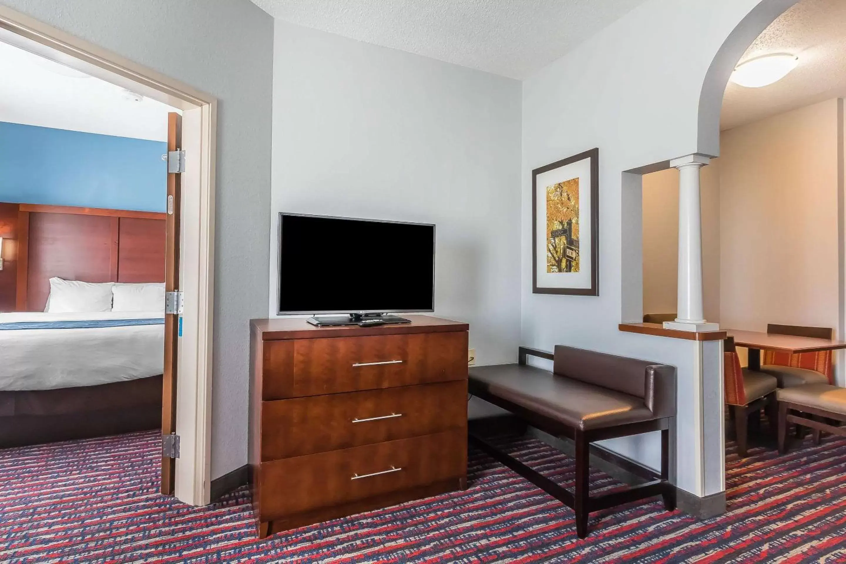 Photo of the whole room, TV/Entertainment Center in Comfort Suites St Charles-St Louis