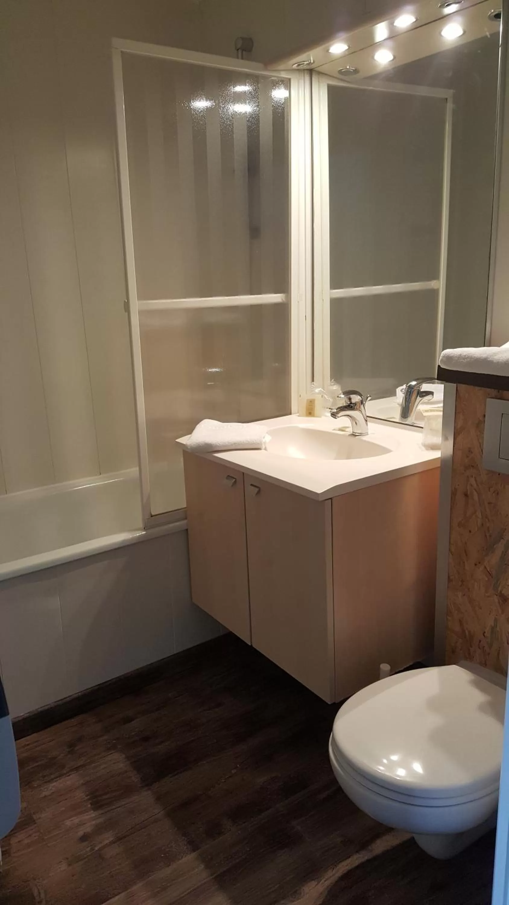 Bathroom in Hôtel Restaurant de l'Ecu