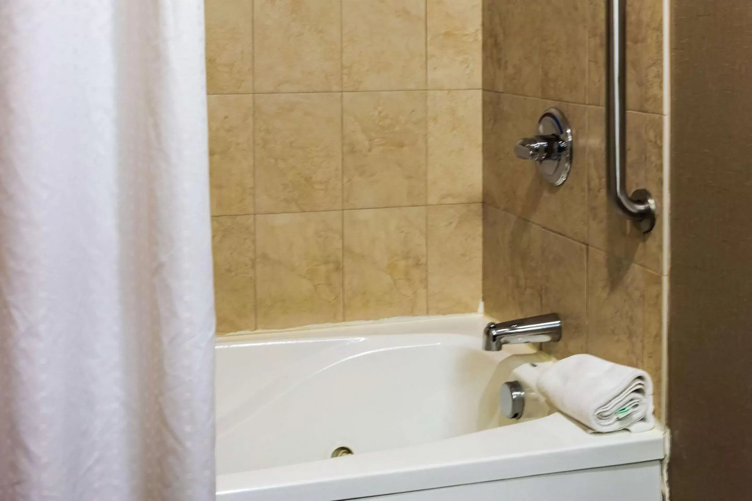Bathroom in Comfort Inn & Suites Plainville-Foxboro