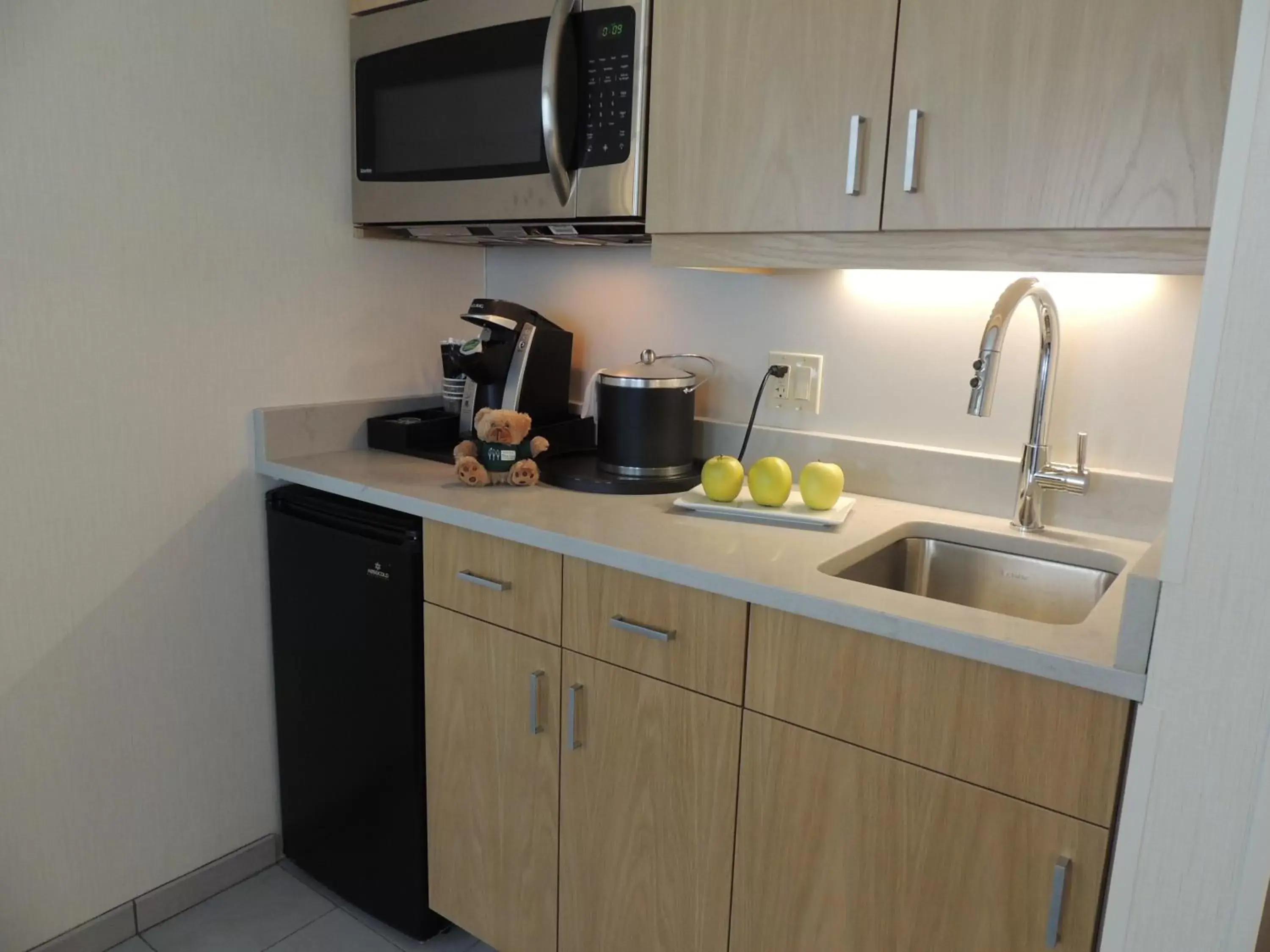 Coffee/tea facilities, Kitchen/Kitchenette in The Inn at Longwood Medical