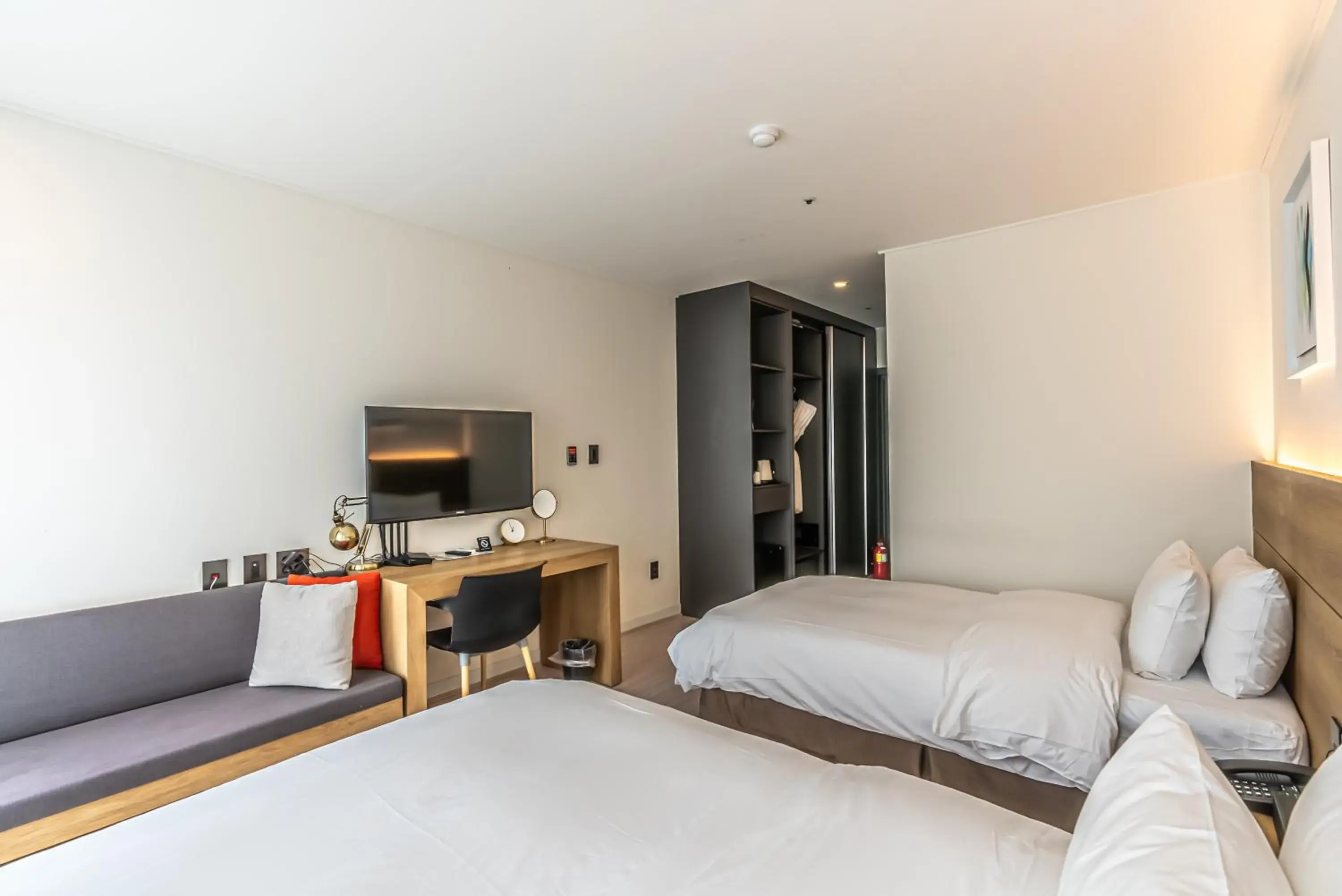 Superior Twin Room in Hotel The Grang Jungmun Superior Twin Room in Hotel The Grang Jungmun