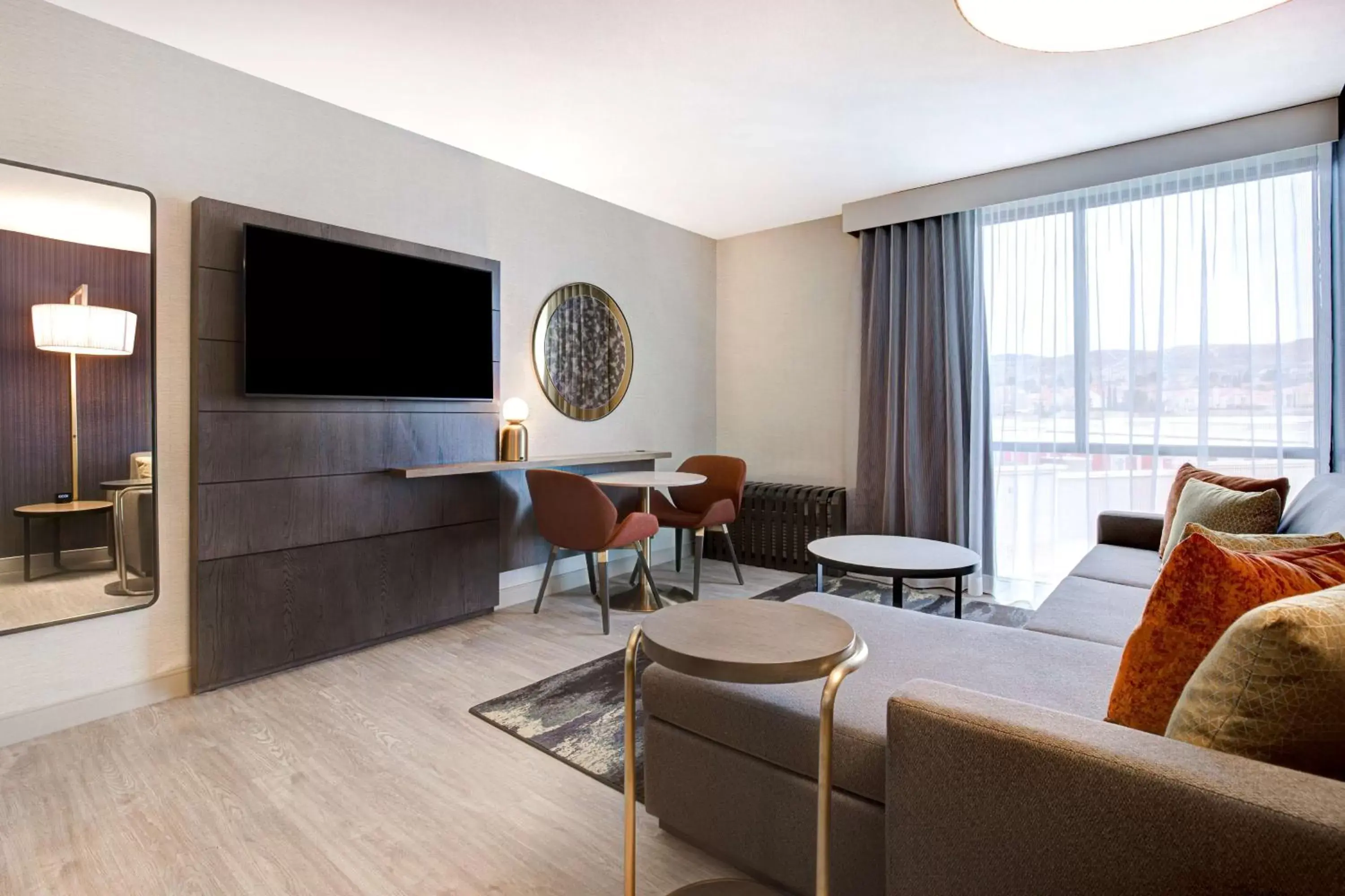 Living room, Seating Area in Doubletree By Hilton Palmdale, Ca