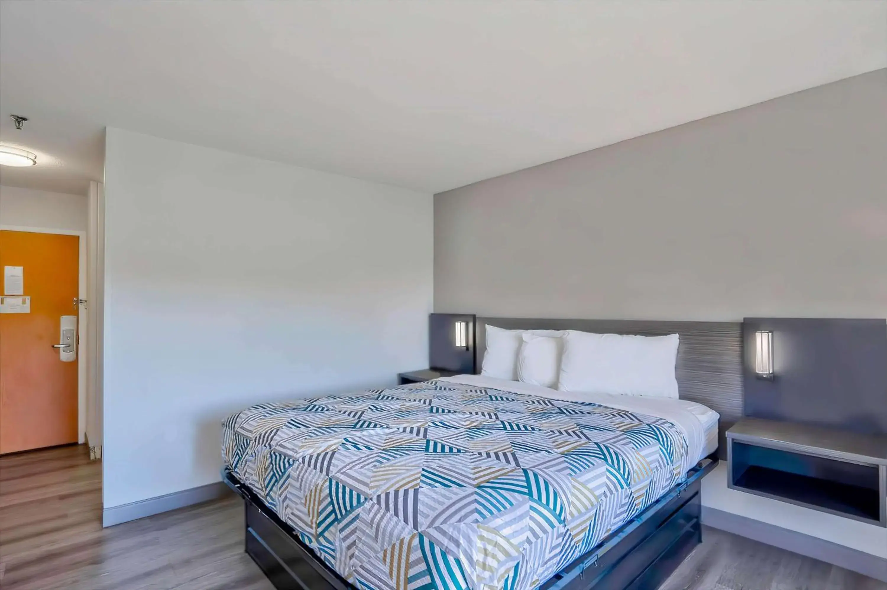 Standard King Room - Smoking in Motel 6 Virginia Beach Standard King Room - Smoking in Motel 6 Virginia Beach