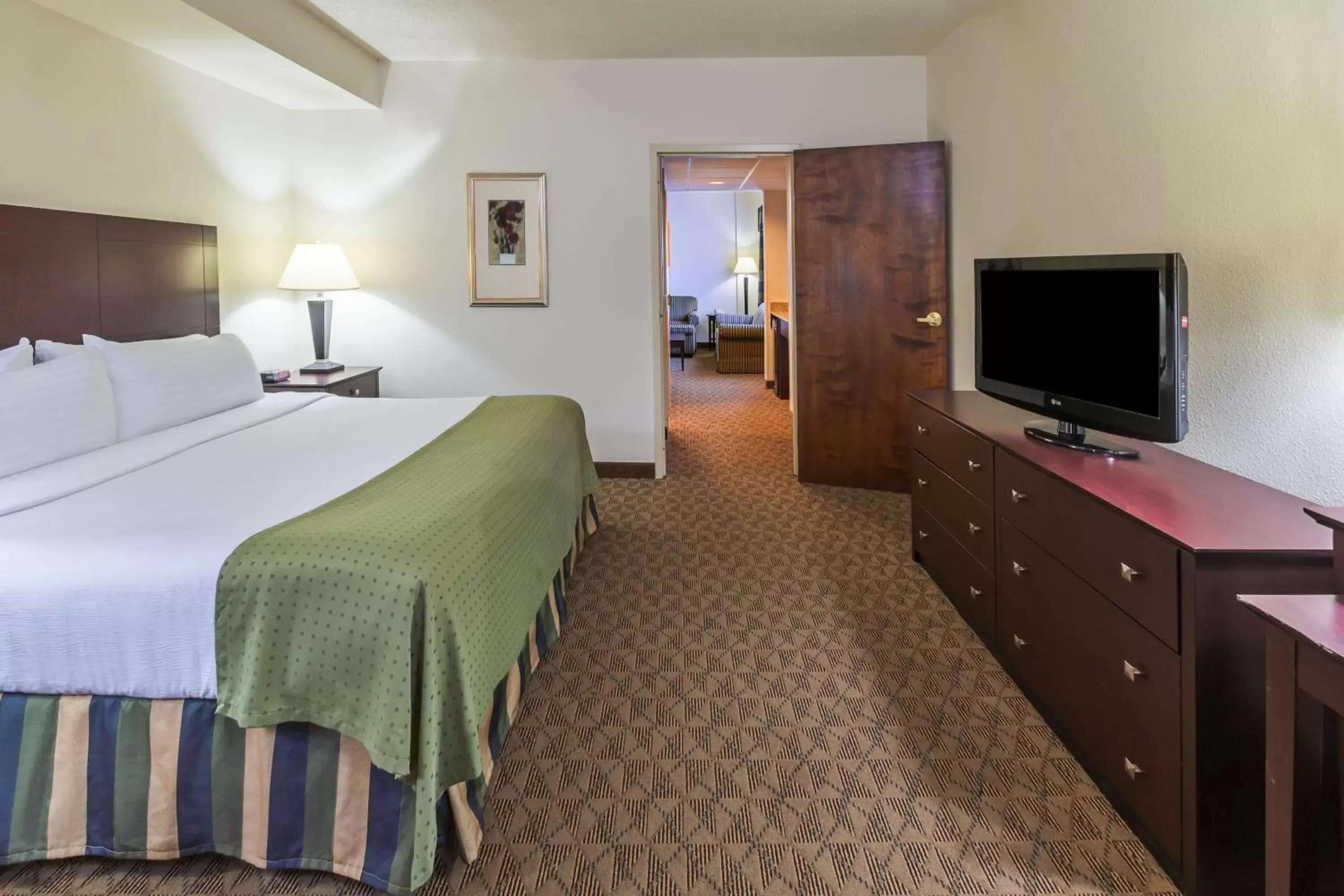 Photo of the whole room, Bed in Holiday Inn Springdale-Fayetteville Area, an IHG Hotel