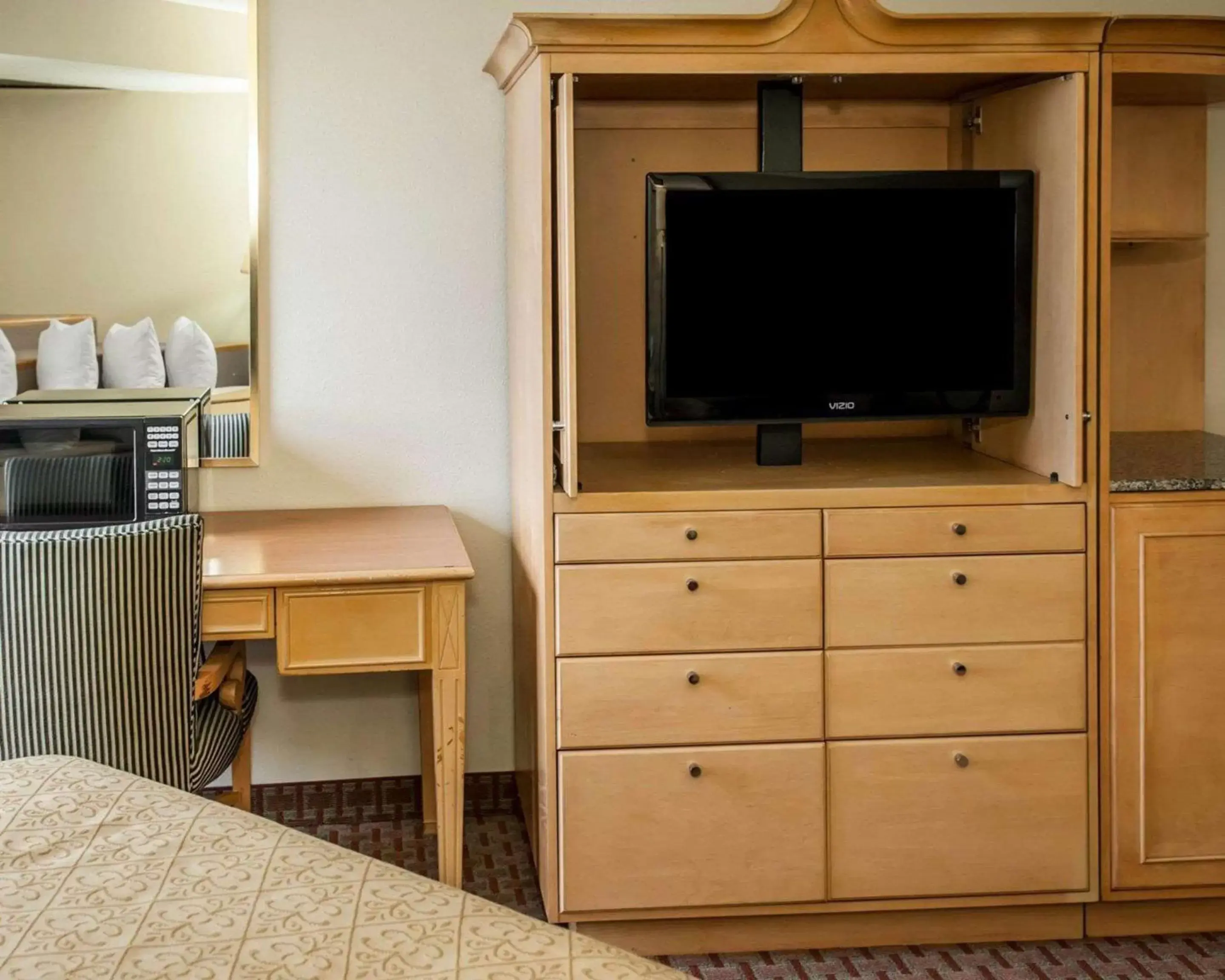 Photo of the whole room, TV/Entertainment Center in Quality Inn & Suites Greenfield I-70