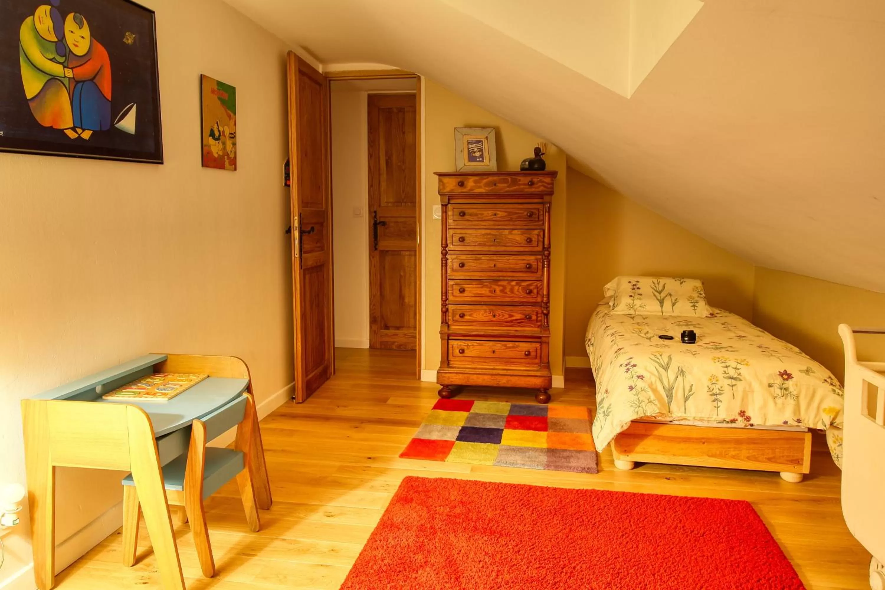 Children play ground, Bed in KERBELEG, ferme-manoir du XVè siècle, chambres grand confort