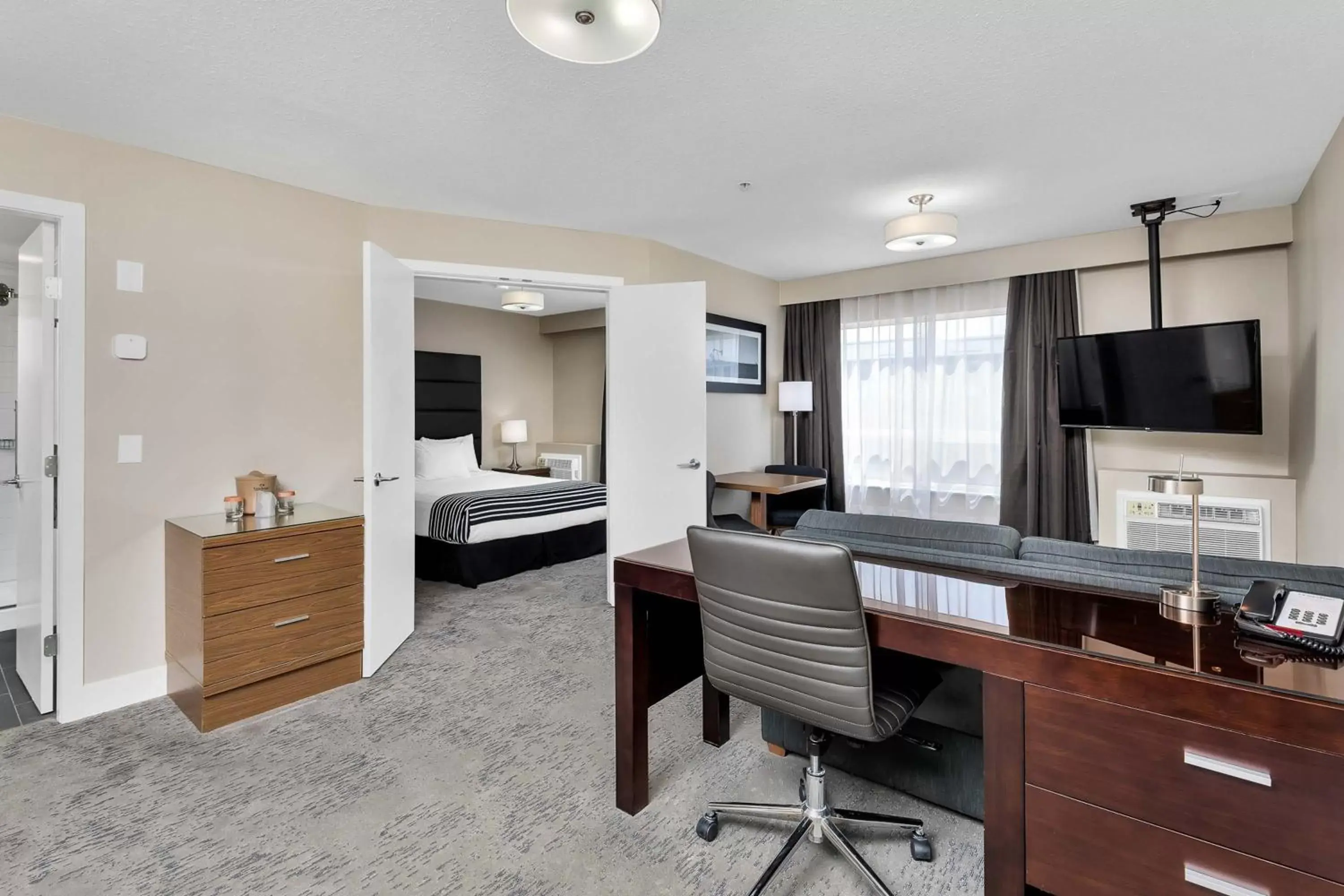 Photo of the whole room, Kitchen/Kitchenette in Sandman Hotel Grande Prairie