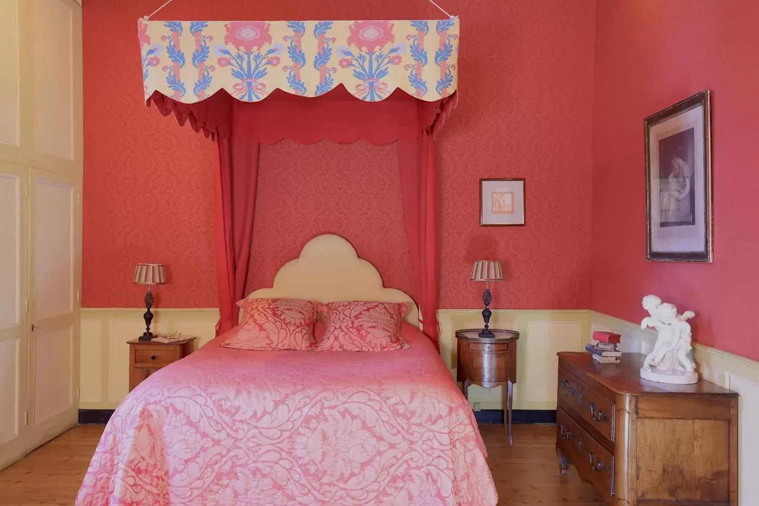 Photo of the whole room, Bed in Château de La Ballue - Les Collectionneurs