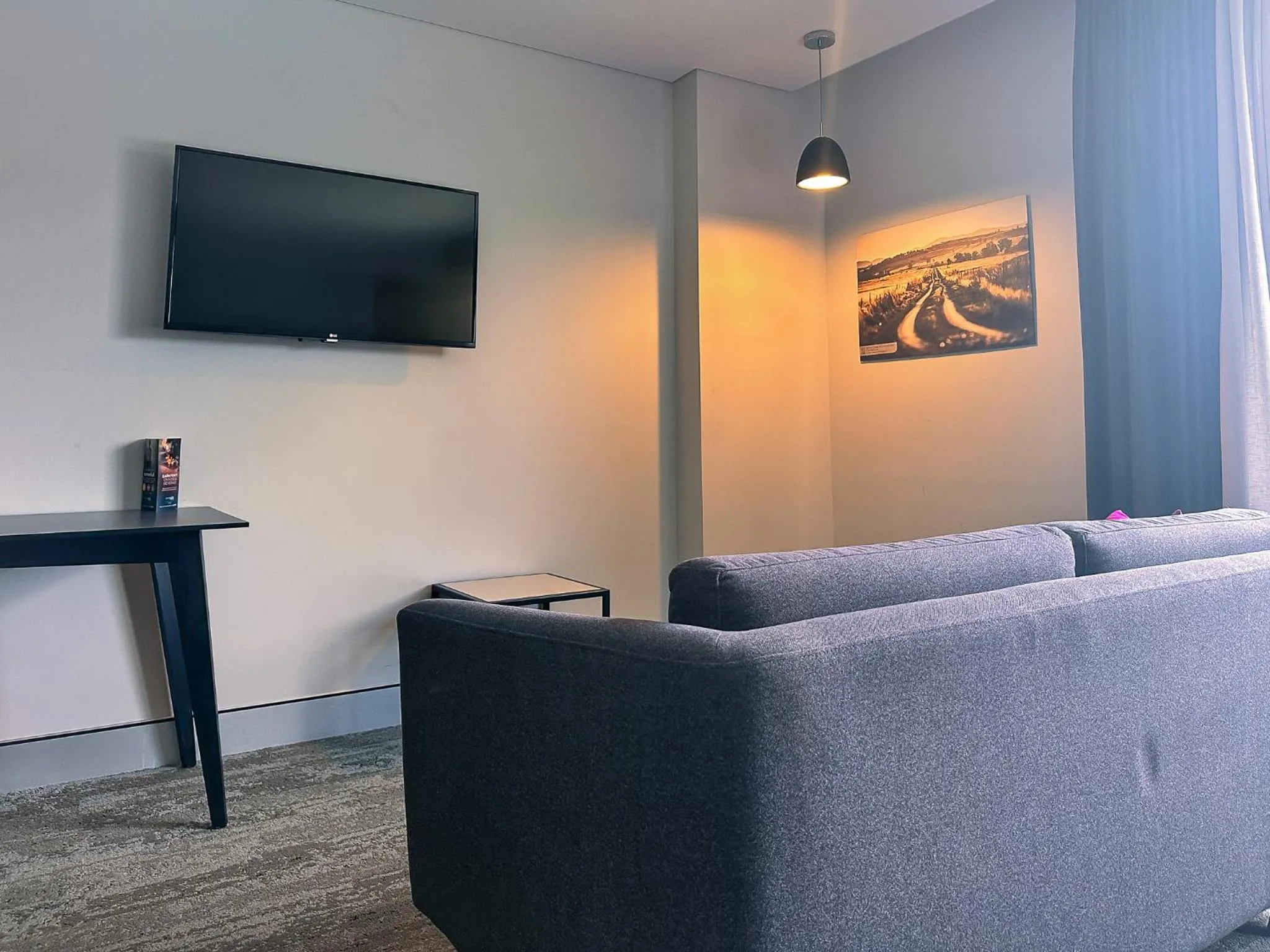Communal lounge/ TV room in Mercure Tamworth