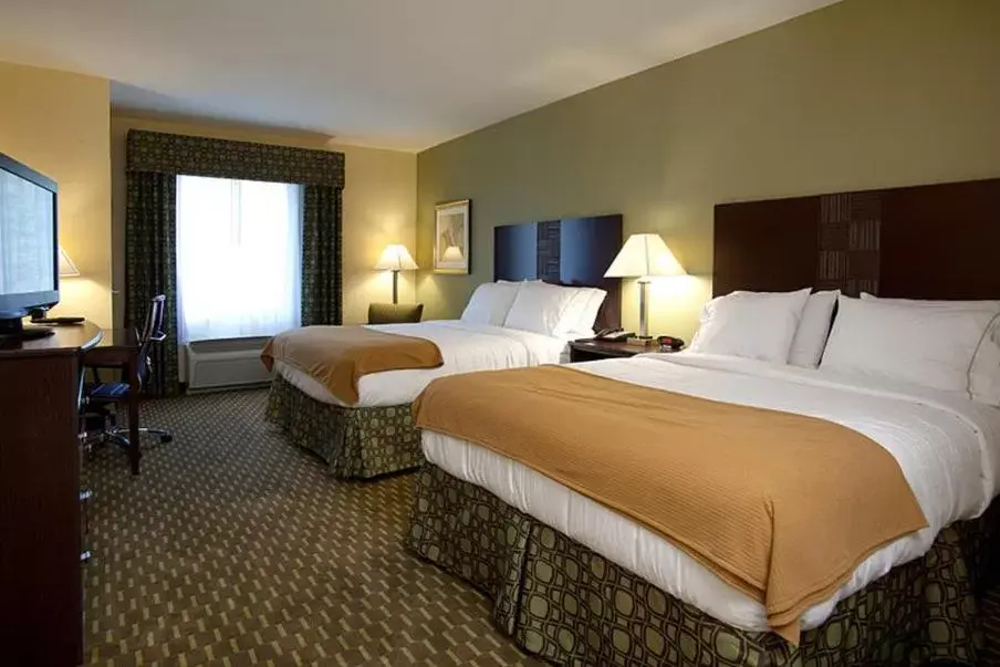 Bedroom, Bed in Holiday Inn Express and Suites Saint Augustine North, an IHG Hotel