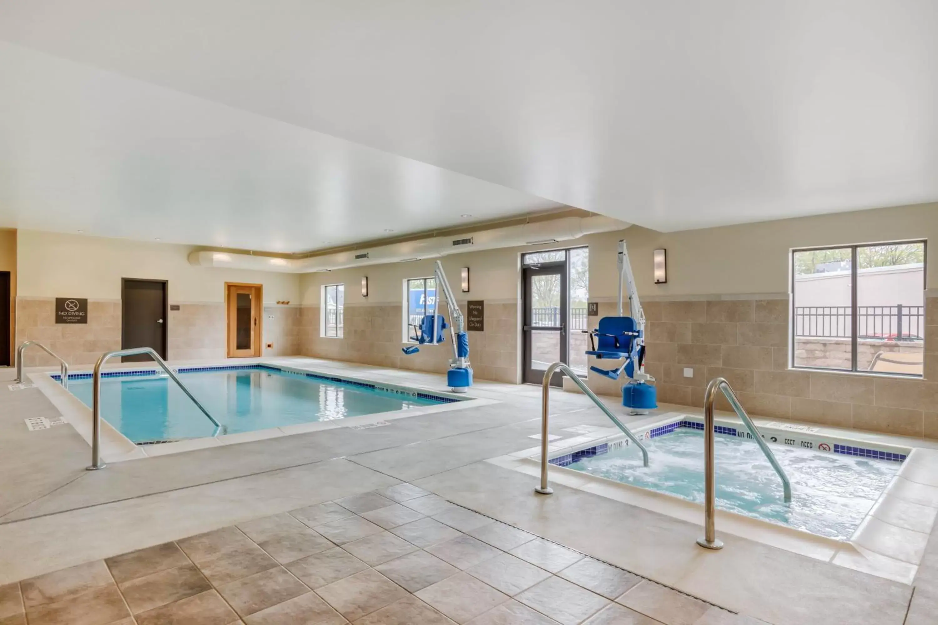 Hot Tub, Swimming Pool in Comfort Inn & Suites Schenectady - Scotia