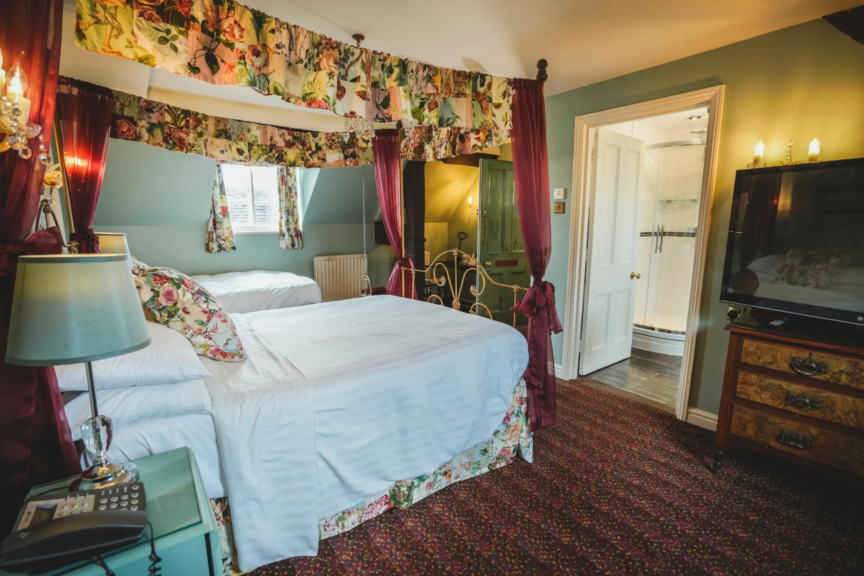 Bed in Hundred House Hotel