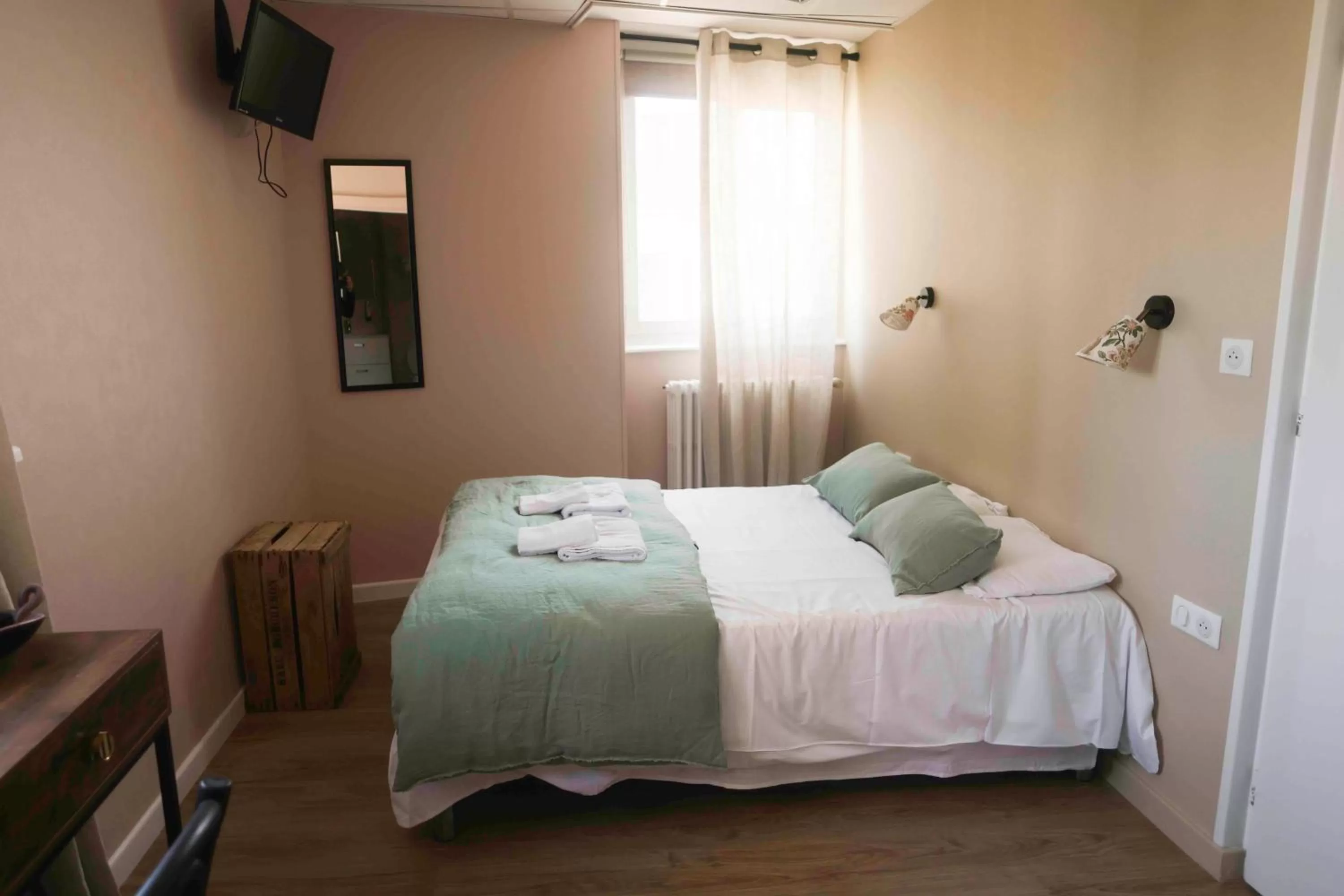 Photo of the whole room, Bed in Le Neptune