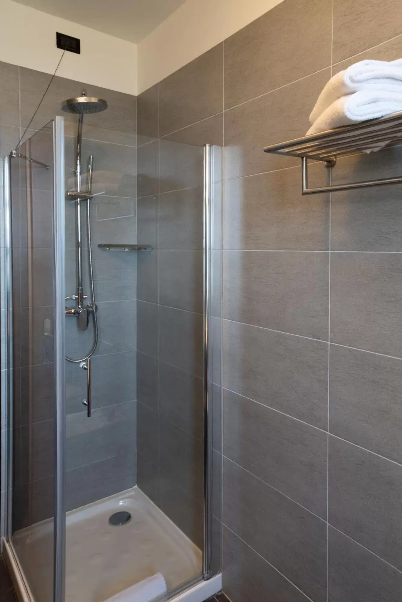 Shower, Bathroom in Le Torri - Castiglione Falletto