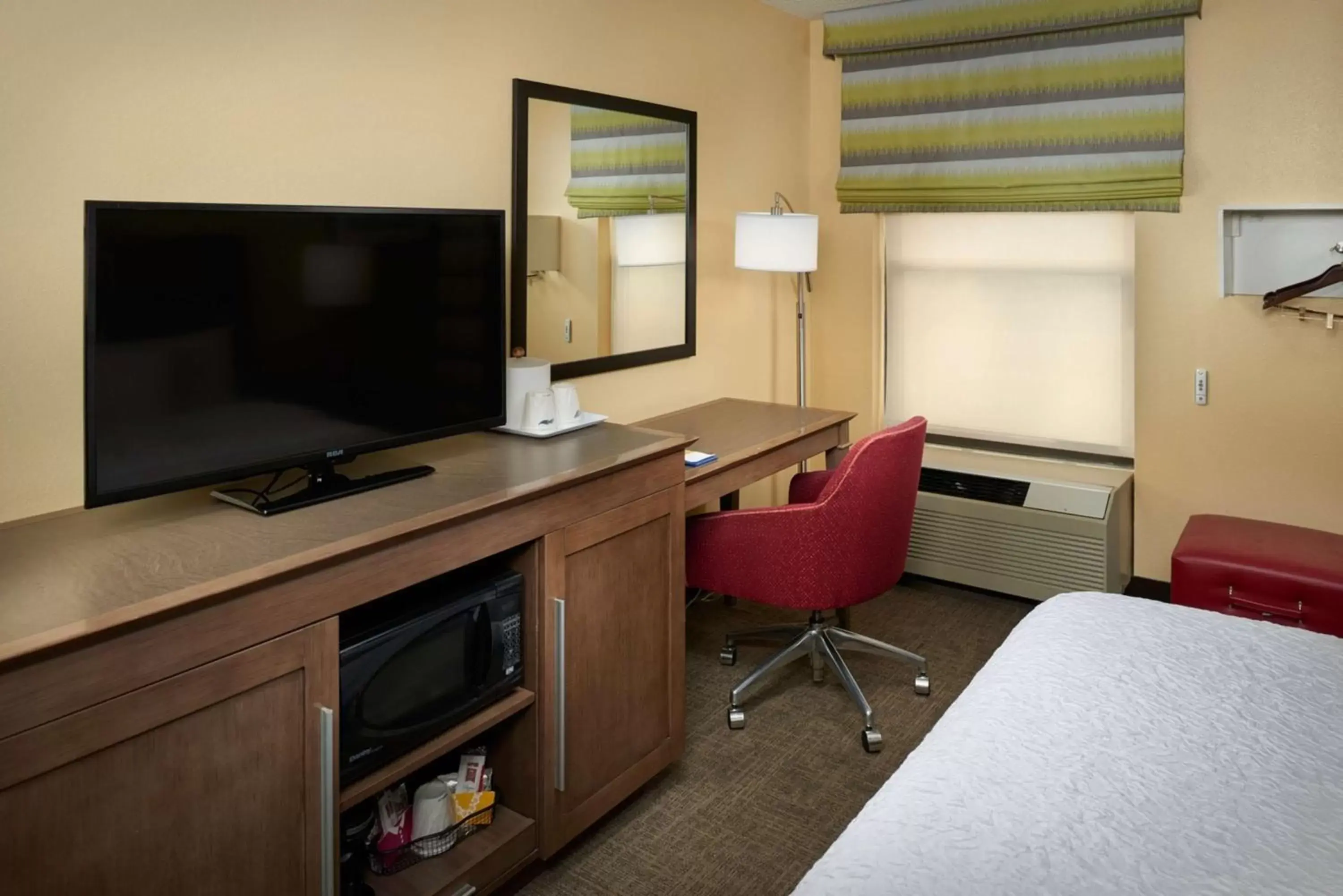 Bedroom, TV/Entertainment Center in Hampton Inn Shelbyville