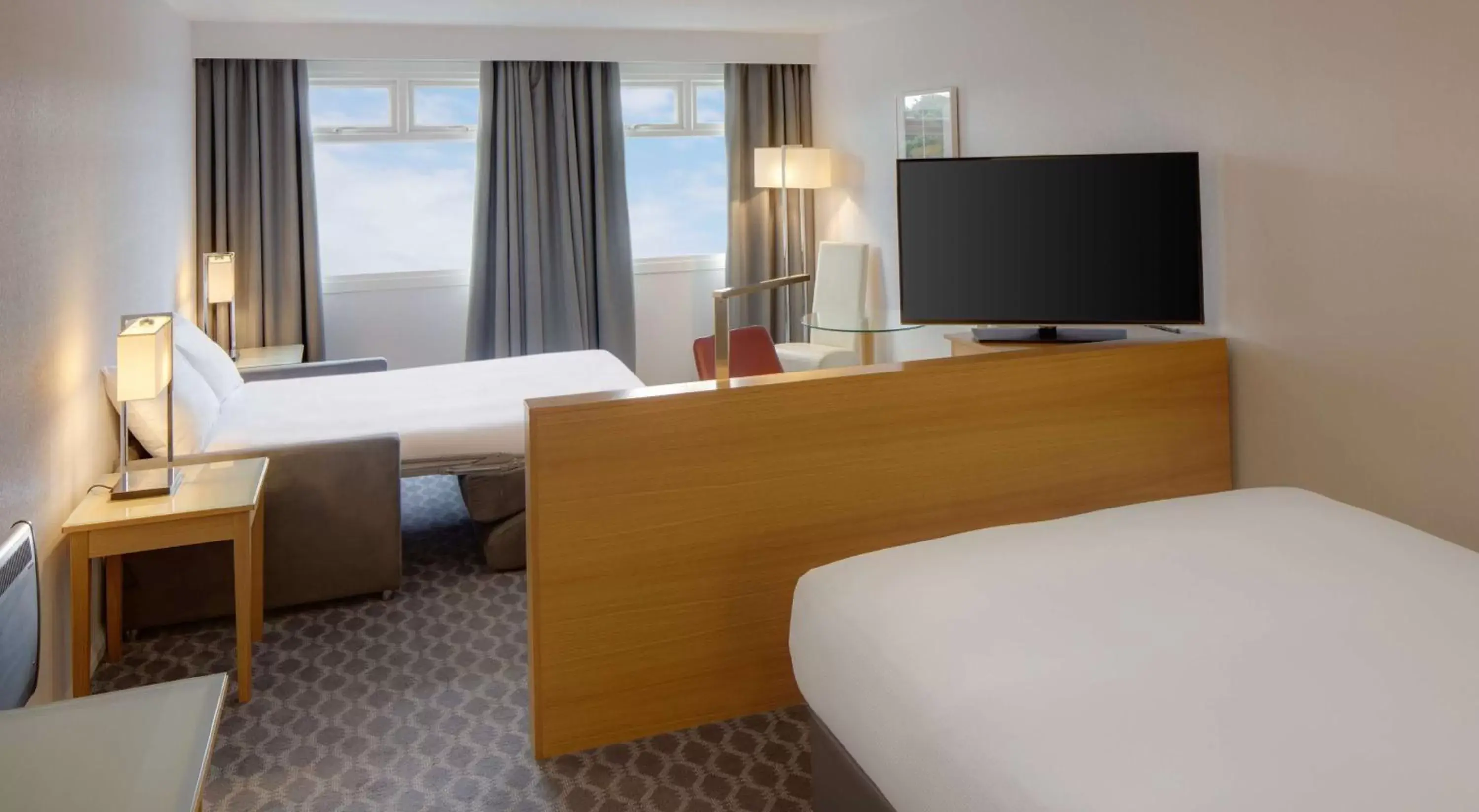 Bedroom, TV/Entertainment Center in Hilton London Watford